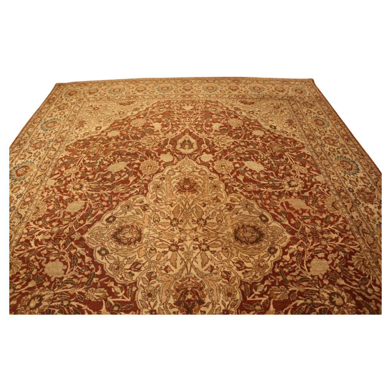 Voici une description de produit raffinée et attrayante pour l'ancien tapis persan Tabriz que vous avez partagé :

Tapis persan ancien de Tabriz - Élégance raffinée, exécution magistrale, signé par l'artiste

Ce tapis persan Tabriz antique est un