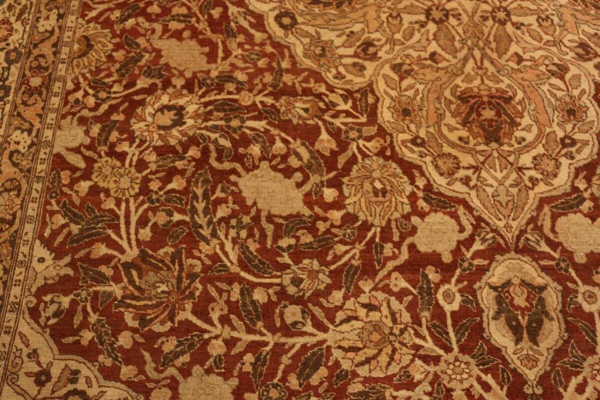 XIXe siècle Tapis persan ancien de Tabriz du 19ème siècle en vente