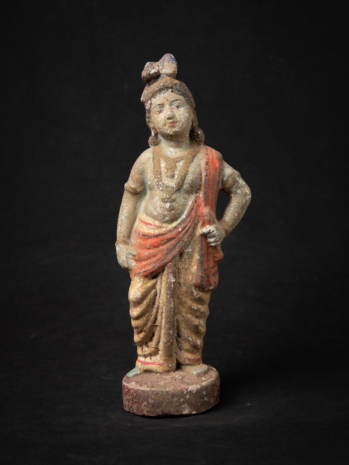 Découvrez l'allure enchanteresse de cette statue de Krishna en poterie antique, un trésor indien du XIXe siècle qui incarne le jeu divin et la résonance spirituelle de l'art dévotionnel hindou. D'une hauteur de 32,7 cm, d'une largeur de 12,2 cm et