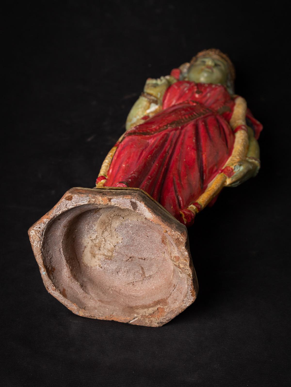 Cette statue Meenakshi en poterie ancienne du XIXe siècle est un objet de collection rare qui représente magnifiquement la déesse hindoue Meenakshi, une forme révérée de la déesse Parvati dont le nom signifie 