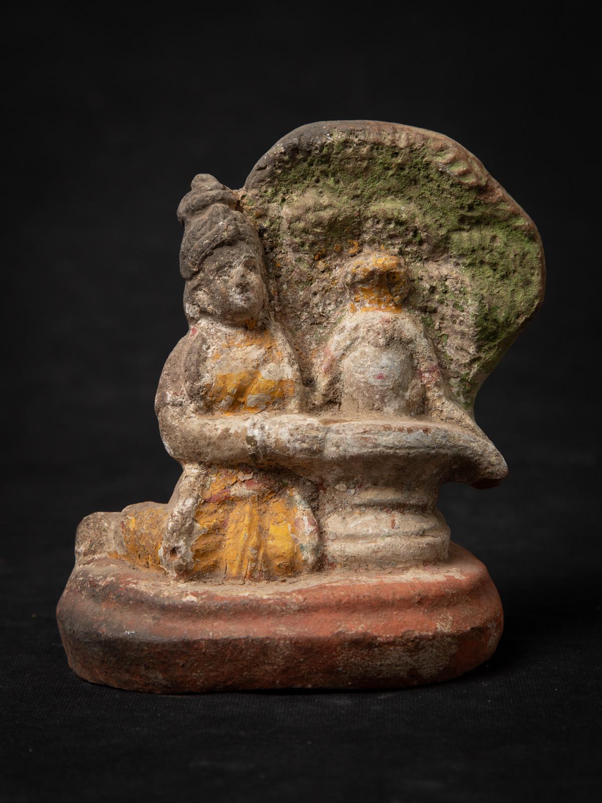 Statue Parvaty en poterie ancienne

MATERIAL Poterie
13,5 cm de hauteur
12 cm de large et 7,6 cm de profondeur
19ème siècle
Poids : 424 grammes
Originaire de l'Inde