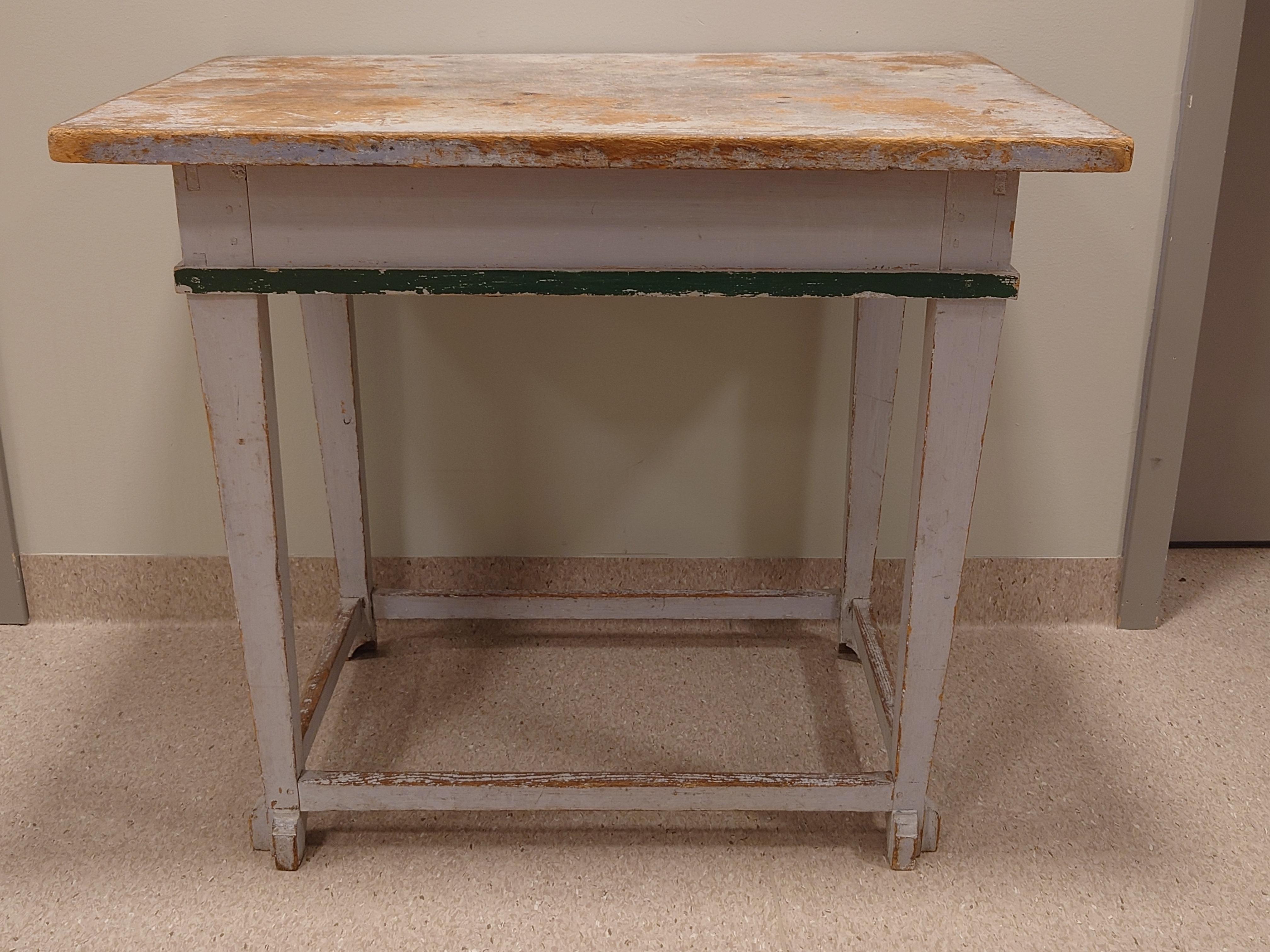 19th Century antique provincial Gustavian table from Skellefteå Västerbotten,Northern Sweden.
It has original condition with original untouched paint.
Fine color combination with gray & green.
The legs are connected at the bottom.
The legs has