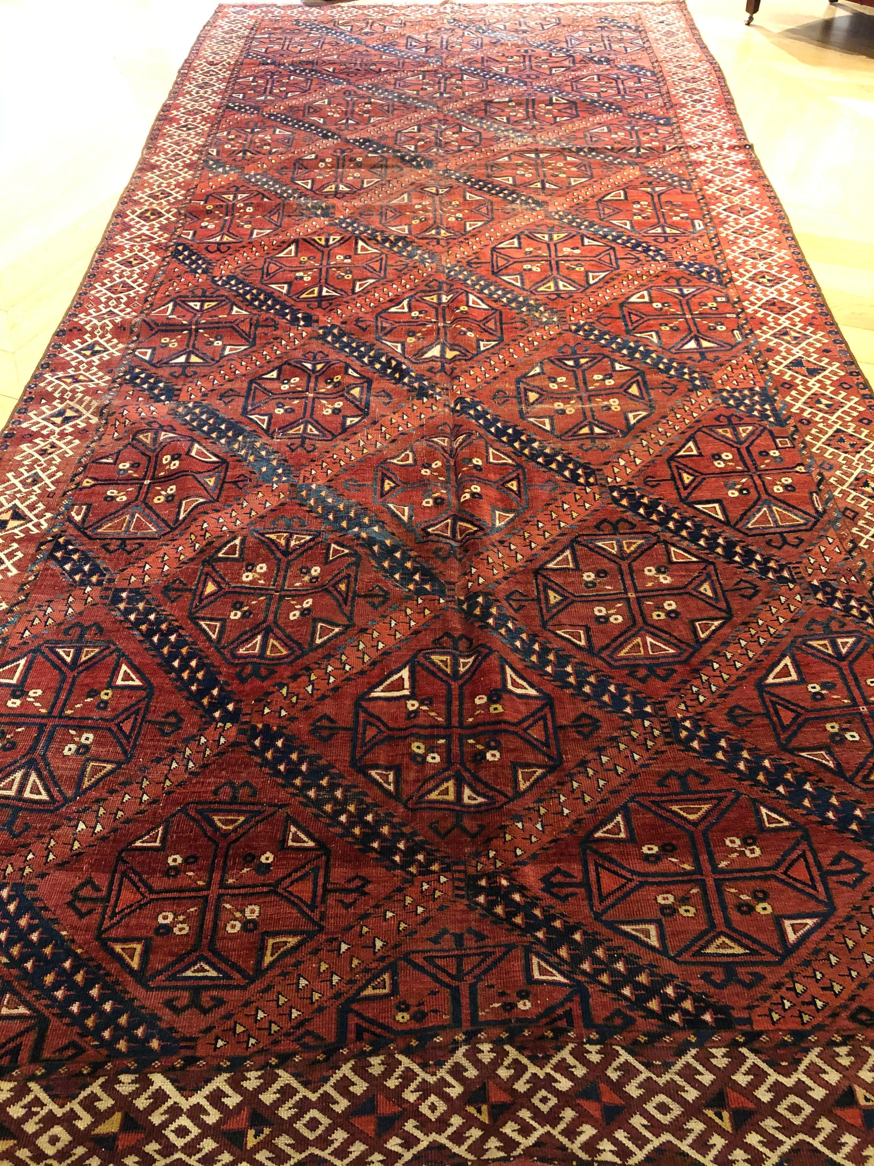 Antiker turkmenischer Teppich Erzari sec. XIX cm. Maße: 444 x 190 € 9,000
Die Ersari sind ein Volksstamm der Turkmenen in Zentralasien und einer der fünf Hauptstämme Turkmenistans. Die Tribu der Eersani, die zahlreichste unter den Turkmenen, hat