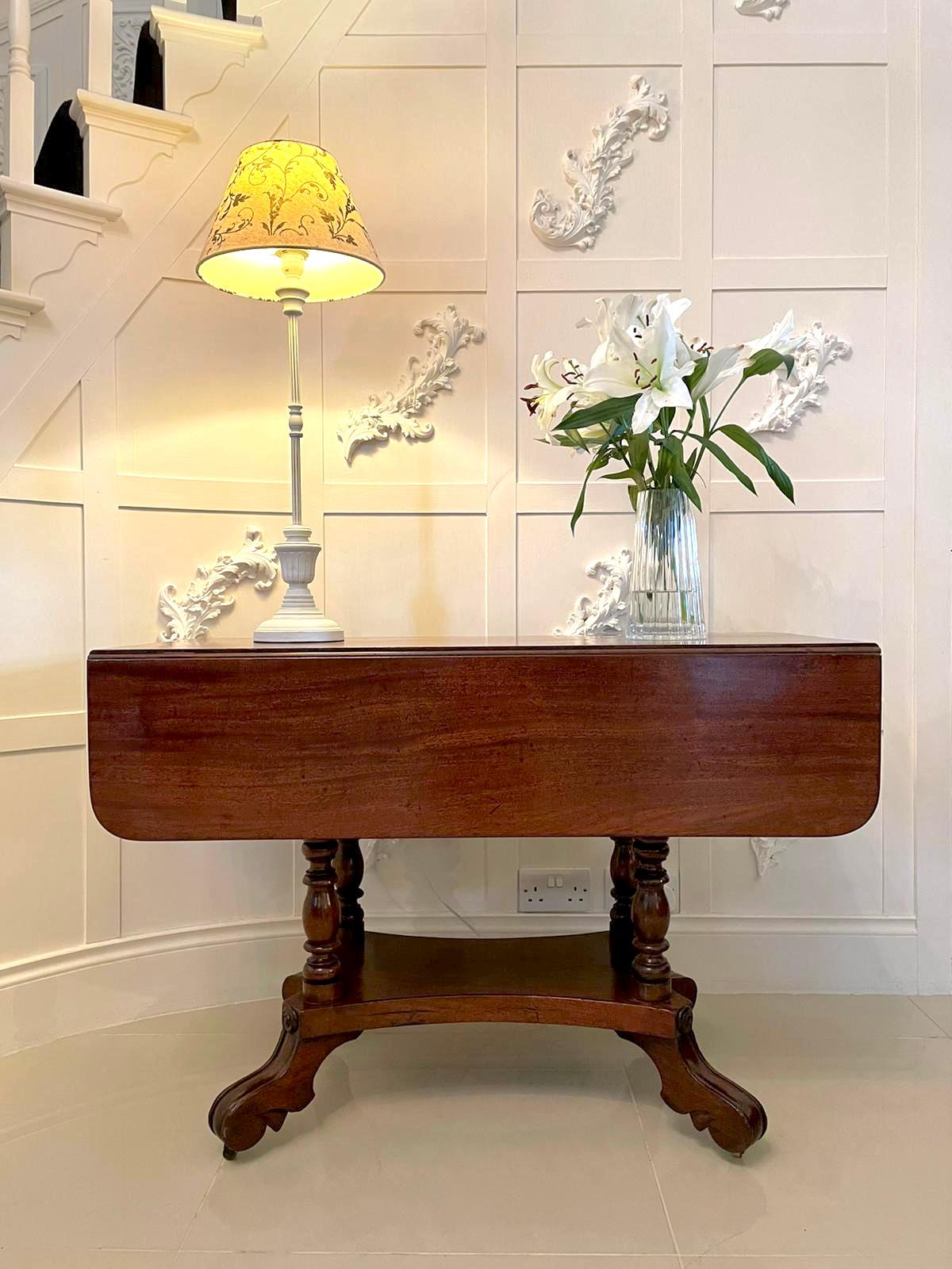 Table centrale en acajou de style Regency du 19e siècle, avec un plateau en acajou de qualité, deux feuilles, un tiroir sur la frise, reposant sur quatre colonnes tournées en acajou de qualité et supportées par une plate-forme en acajou de forme. Il