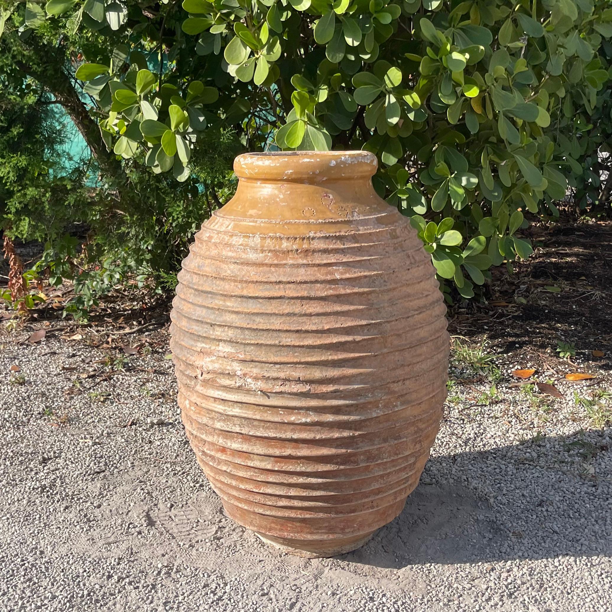 Fait main Jarre à olives grecque striée du 19e siècle, ancienne en vente