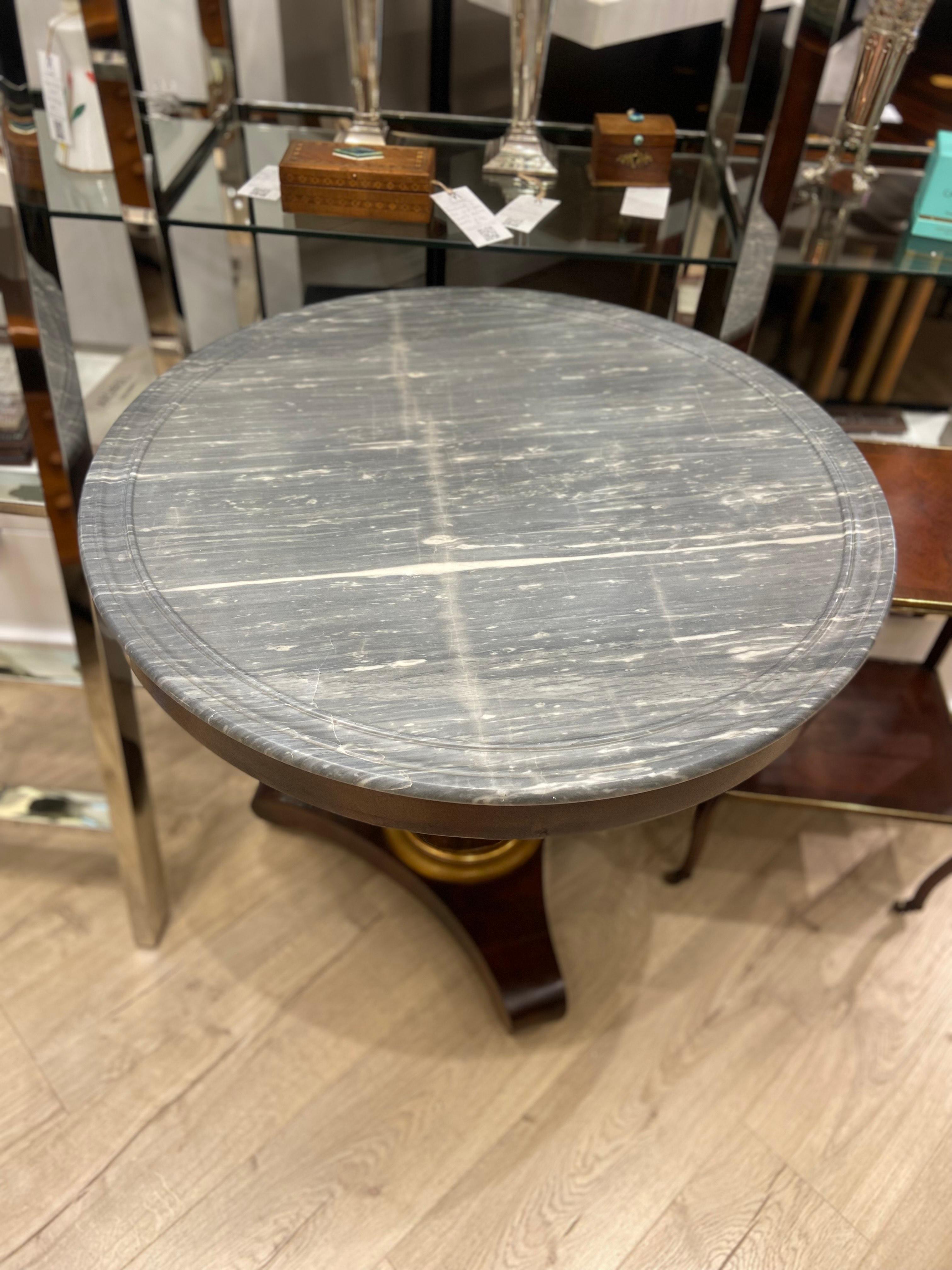 Français Table centrale ronde française ancienne du 19ème siècle avec plateau en marbre en vente