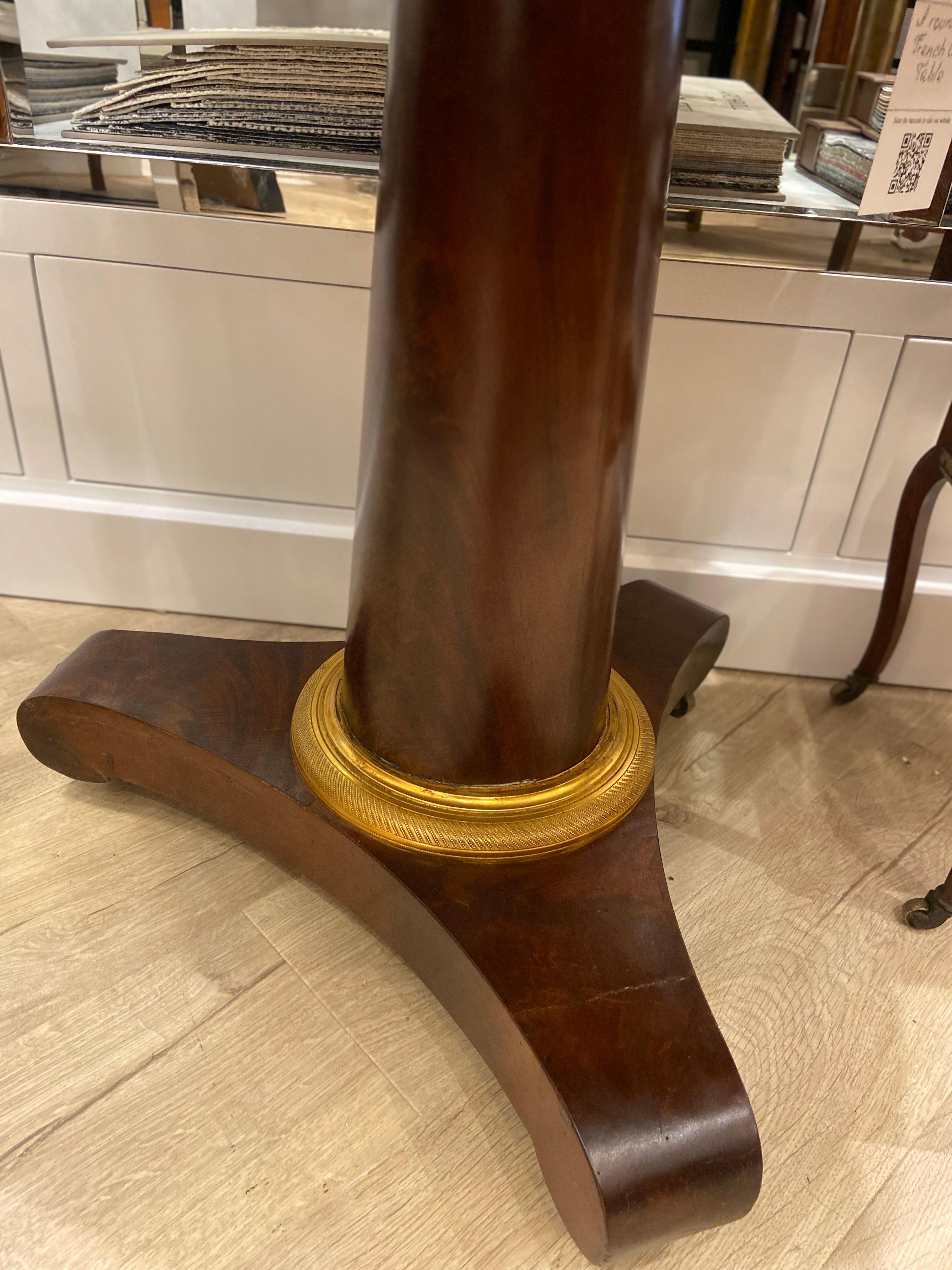 Table centrale ronde française ancienne du 19ème siècle avec plateau en marbre Bon état - En vente à London, GB