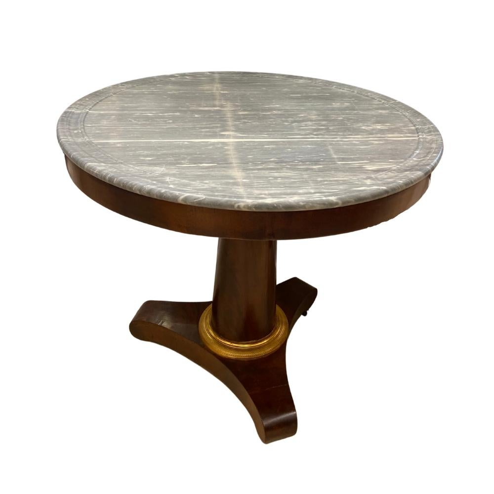 XIXe siècle Table centrale ronde française ancienne du 19ème siècle avec plateau en marbre en vente