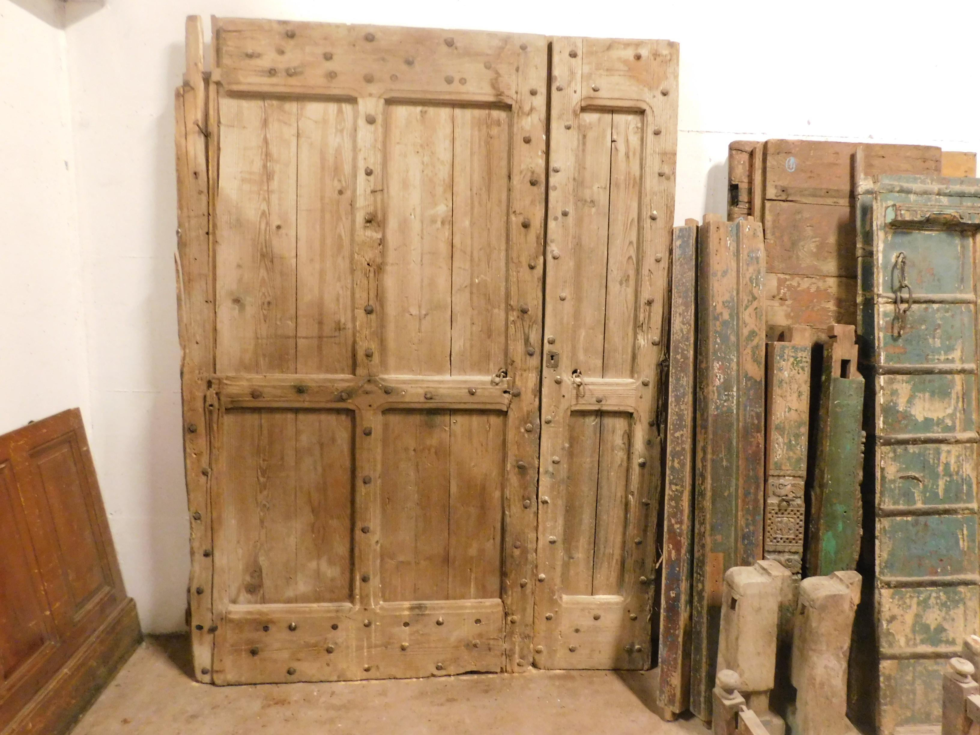 Antique doorway from the entrance to a rustic door in larch, with original nails and irons, dating back to the 19th century, ideal as an entrance to a country house or rustic mountain.
With two doors, total 173 x 230 H, a door measuring 123 cm, the