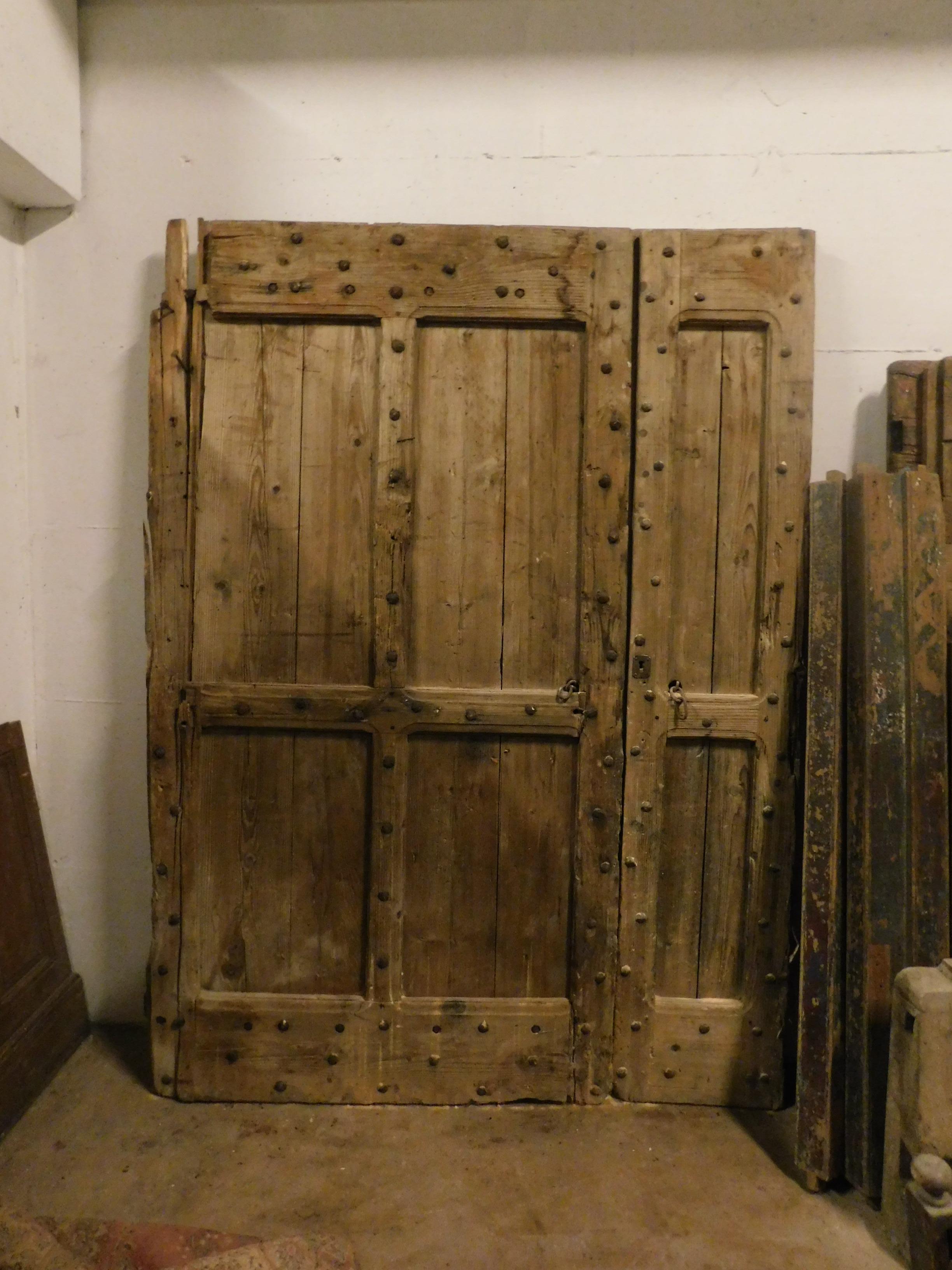 19th Century Antique Rustic Entrance Double Door Brown with Larch Nails In Good Condition In Cuneo, Italy (CN)