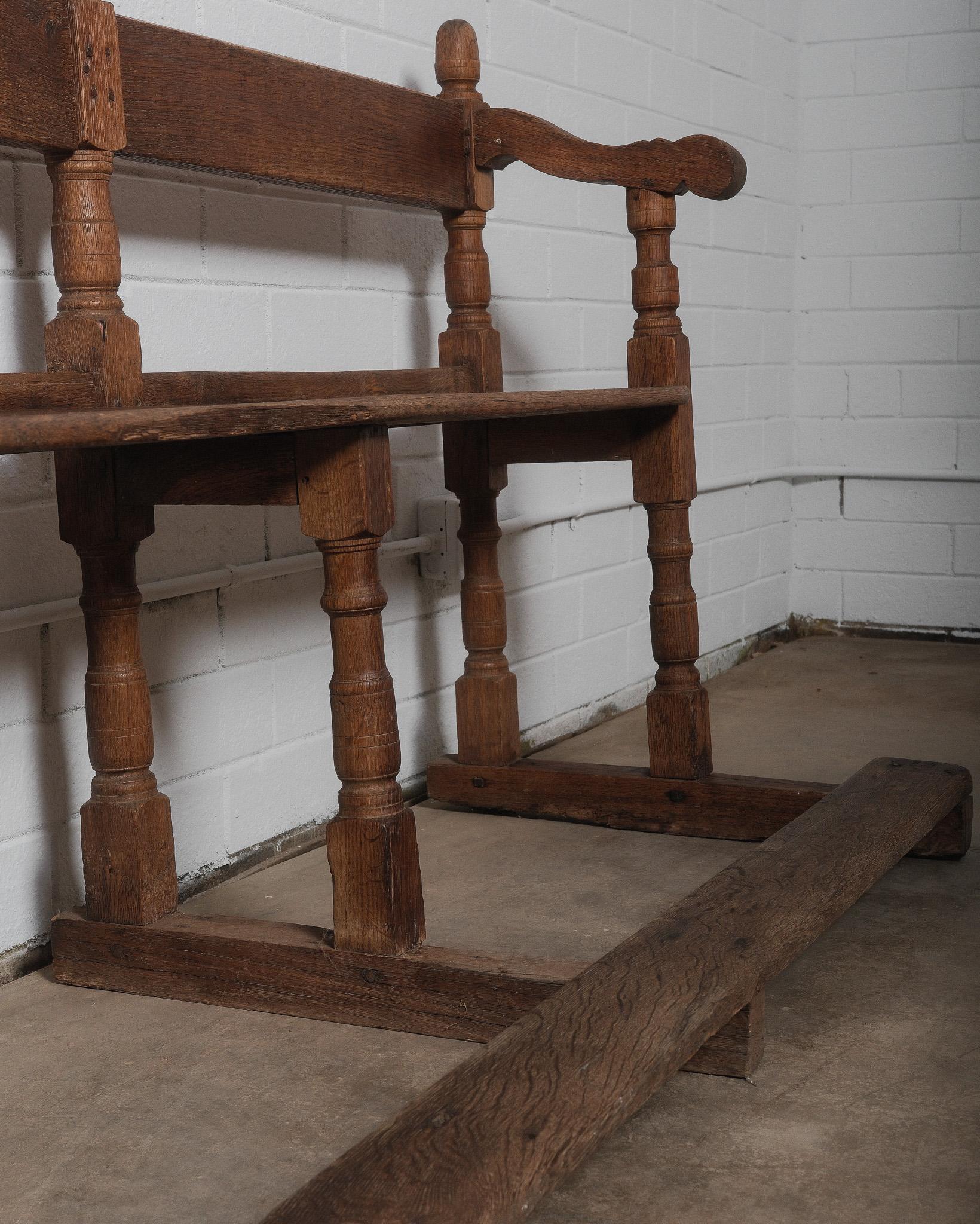 Banco Rústico Antiguo de Roble del Siglo XIX con Patas Torneadas y Reposapiés Madera en venta