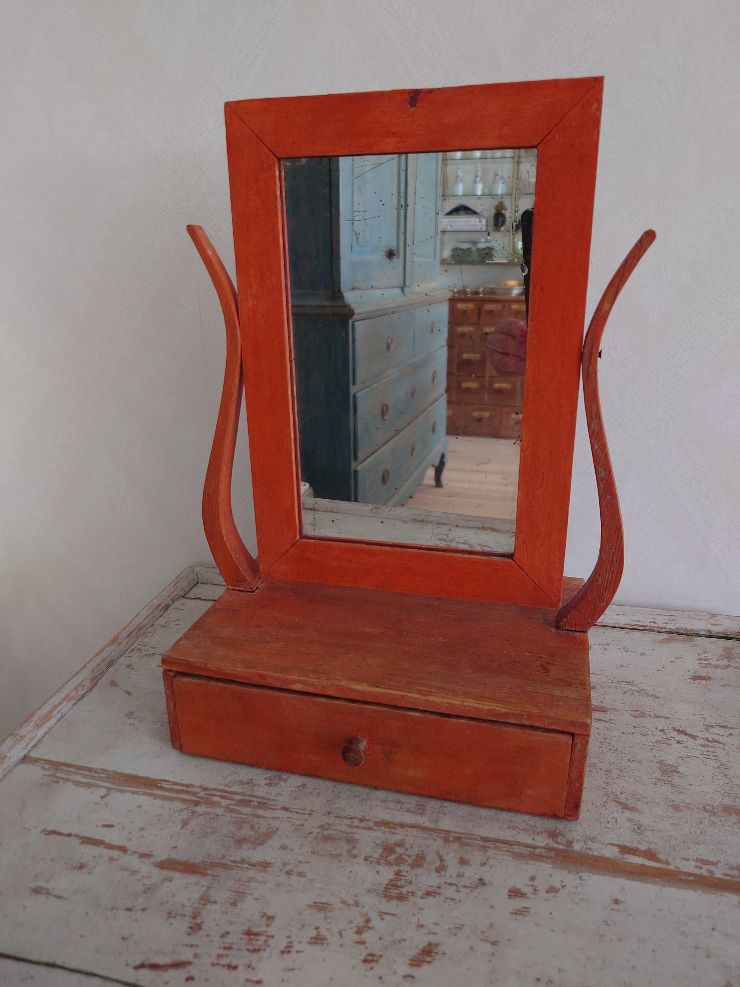 Miroir de courtoisie / miroir de table rustique Empire antique suédois du XIXe siècle.
Le miroir est peint en couleurs d'origine.
 Ce miroir peint d'origine dispose d'un tiroir où l'on peut ranger peigne, brosse ou autres accessoires féminins. Le