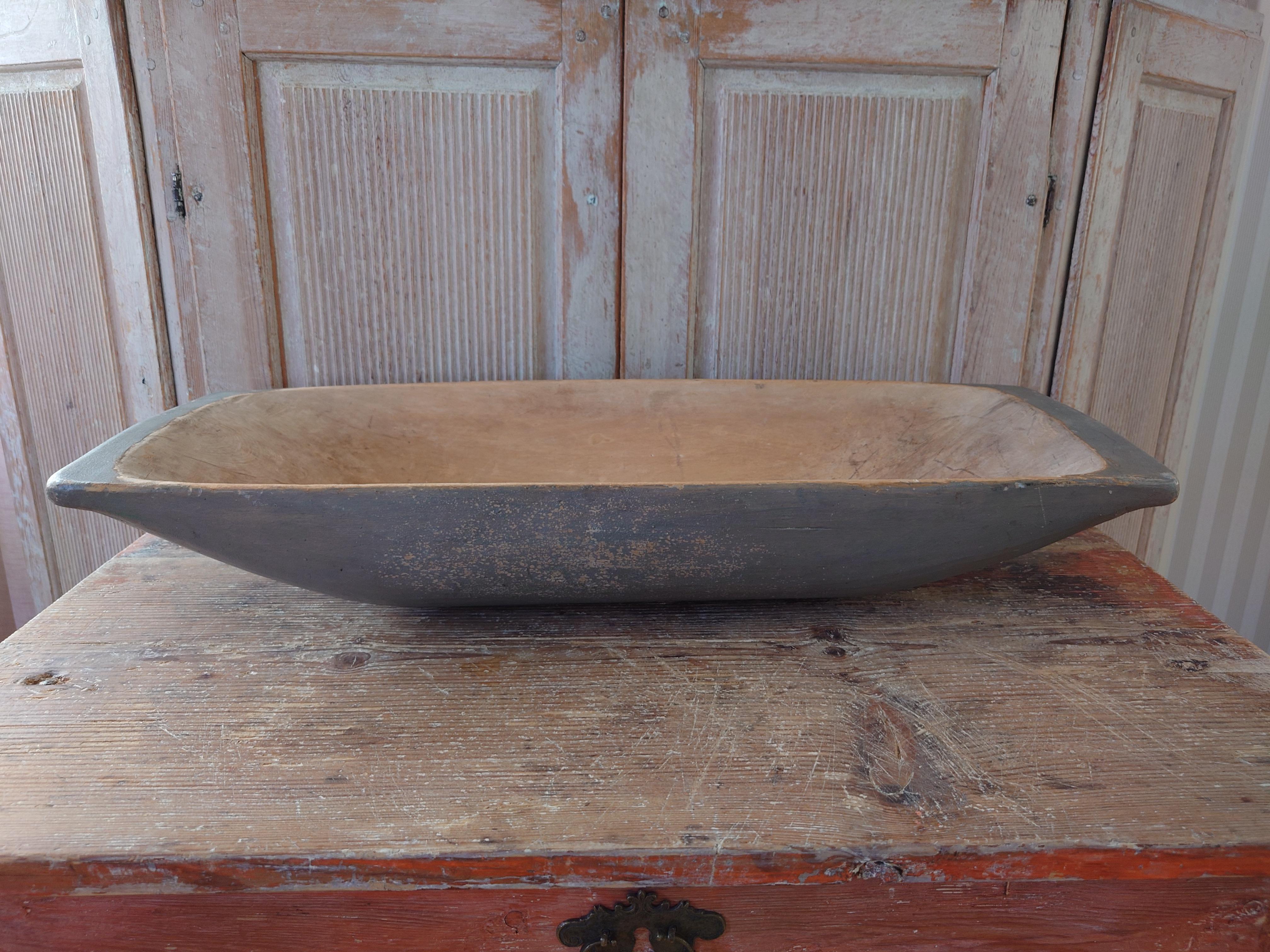 Vassoio in legno antico svedese del XIX secolo  Ciotola da portata con vernice originale intatta proveniente da Luleå Norrbotten, Svezia settentrionale.
Un vassoio o una ciotola da portata o un centrotavola realizzati a mano dagli agricoltori.
Un