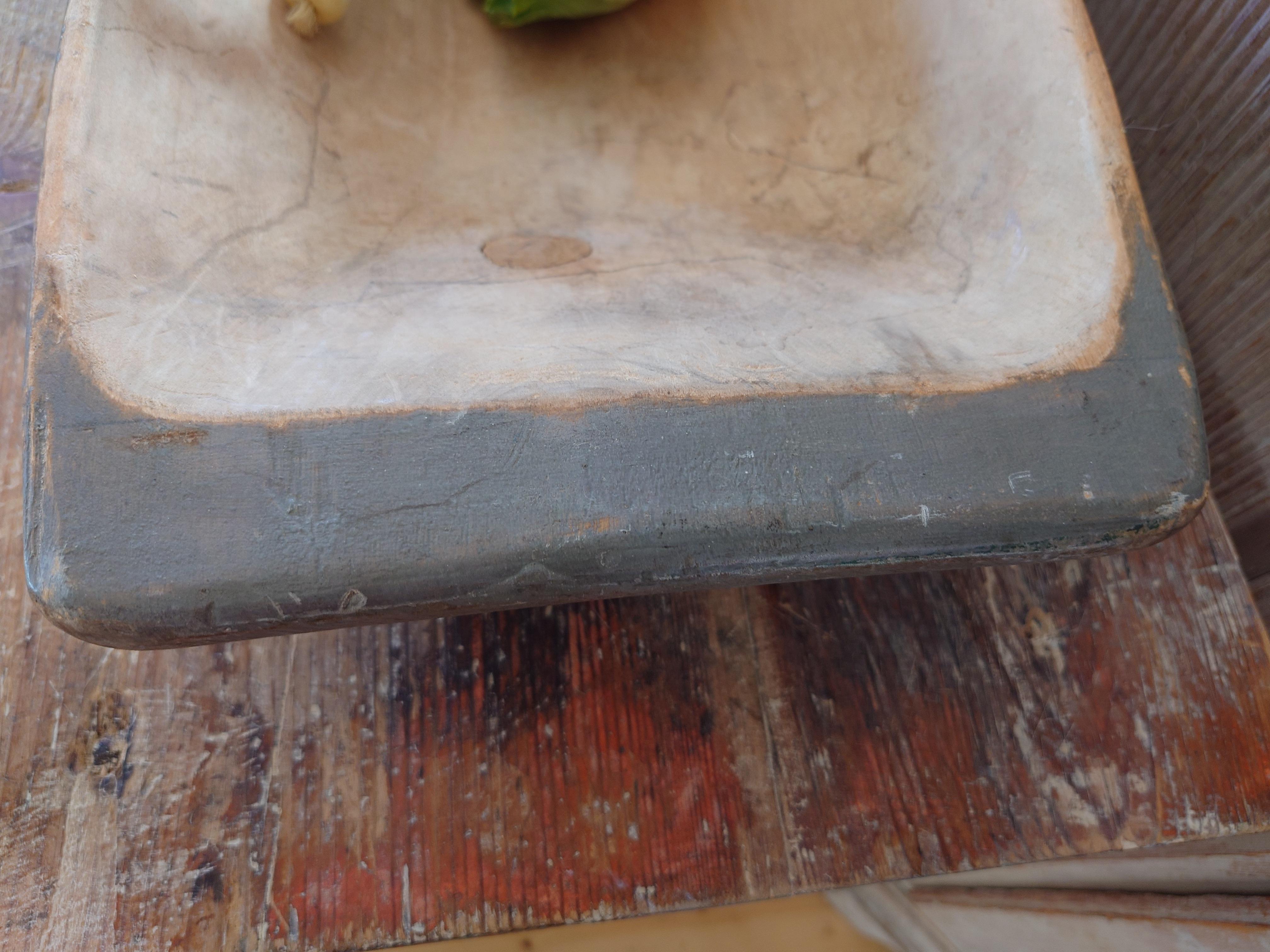 Pino Antico rustico del XIX secolo  Vassoio svedese  ciotola con vernice originale in vendita