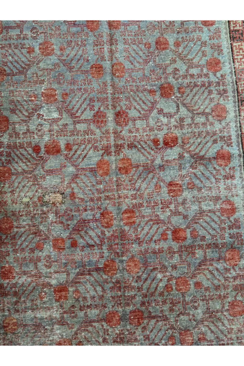 Vintage Americana: Samarkand Rug, 19. Jahrhundert, 10,11' x 5,10' - Verleihen Sie Ihrem Raum einen Hauch von historischem Charme und amerikanischer Eleganz. Dieser sorgfältig gefertigte antike Teppich ist ein zeitloses Statement, das jedem modernen
