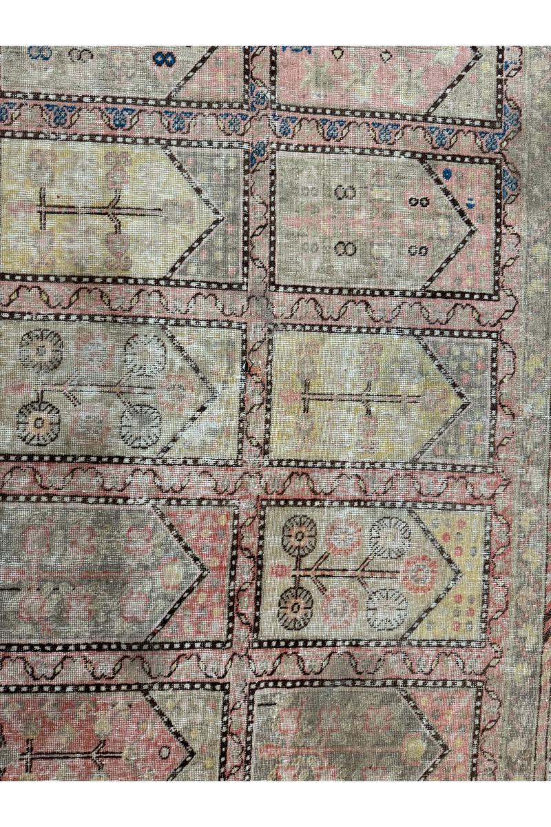 Charme classique : Tapis Samarkand du 19ème siècle, 10.5' x 5.3' - Ajoutez une touche d'élégance intemporelle à votre intérieur avec cet exquis tapis ancien. Avec ses détails complexes et son style d'inspiration américaine, il s'agit d'une pièce
