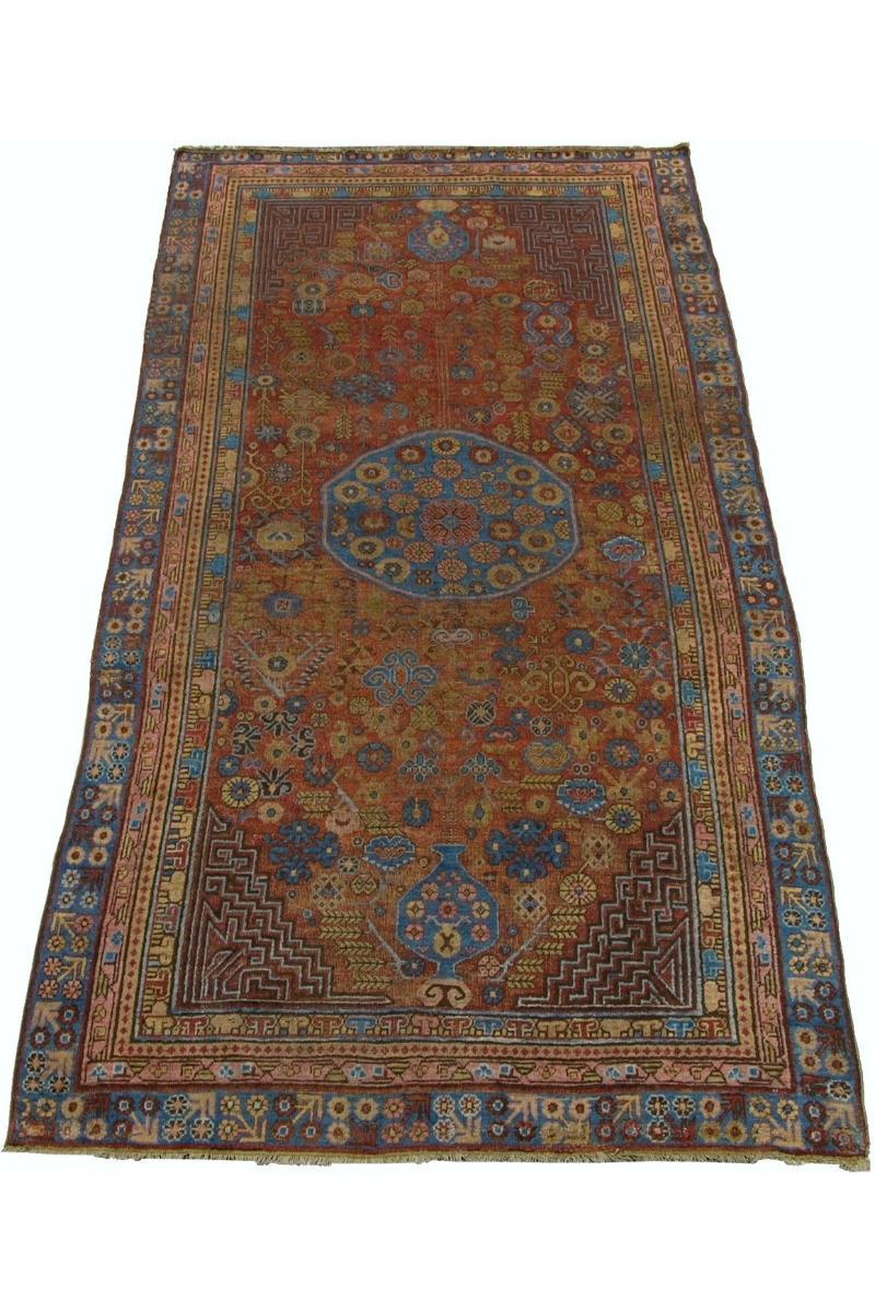 Heritage Elegance: 19th Century Samarkand Rug, 10.6' x 5.3' - Werten Sie Ihr Interieur mit einem Stück amerikanischer Geschichte auf. Dieser sorgfältig gearbeitete antike Teppich strahlt zeitlosen Charme aus und verleiht jedem modernen Raum