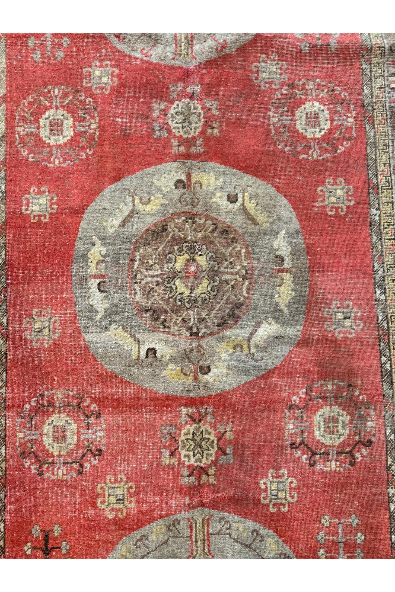 Zeitloses Erbe: Samarkand-Teppich, 19. Jahrhundert, 12,9' x 6,0' - Verleihen Sie Ihrem Raum die Eleganz vergangener Zeiten und amerikanisches Flair. Dieser sorgfältig gefertigte antike Teppich strahlt Raffinesse aus und verleiht jedem modernen