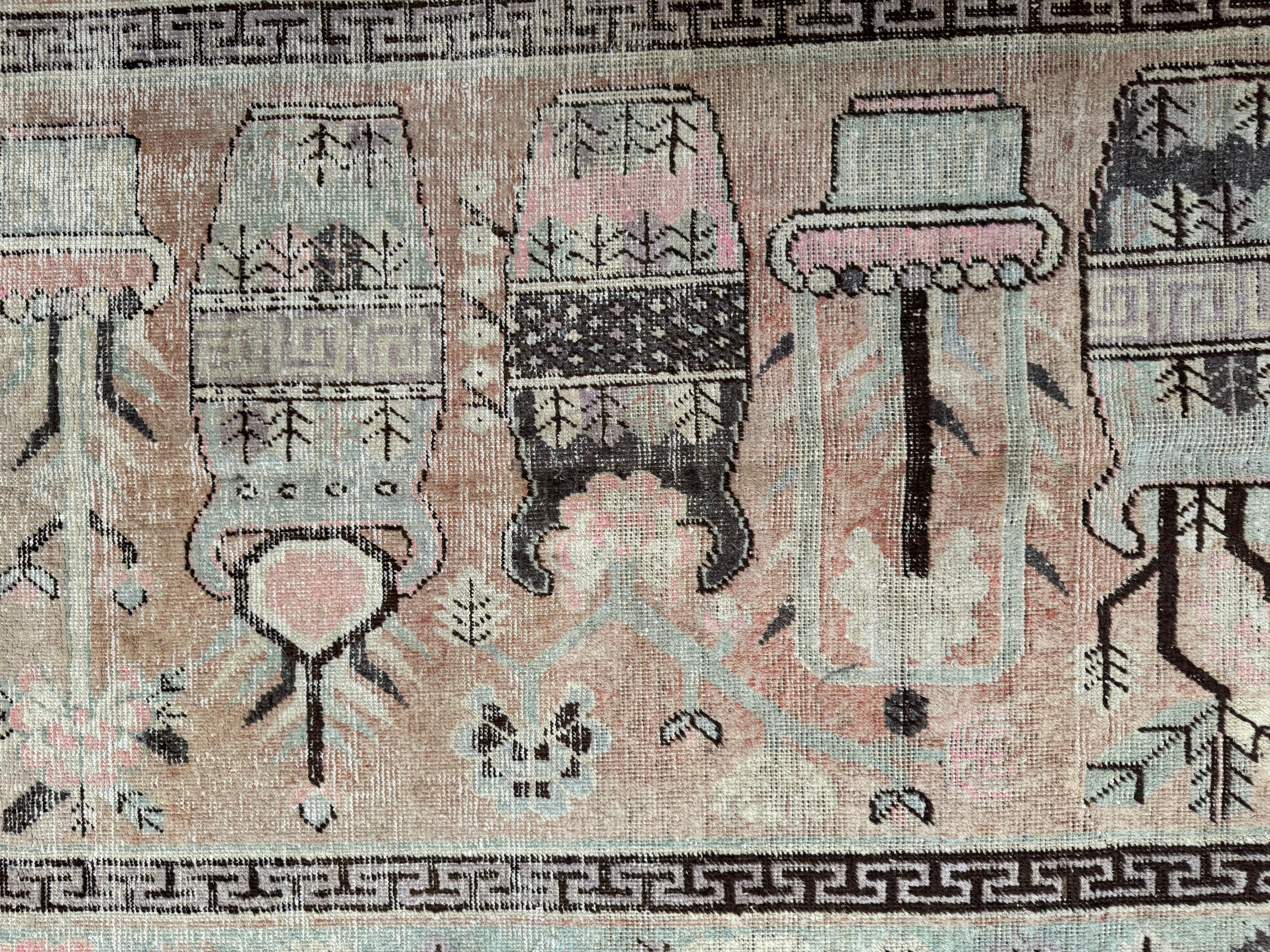 Bringen Sie einen Hauch von Kulturerbe mit diesem antiken Samarkand-Teppich aus dem 19. Jahrhundert, der 7,1' x 4,6' misst. Das filigrane Design und die warmen Farbtöne bringen Vintage-Charme in jedes amerikanische Haus und verbinden mühelos