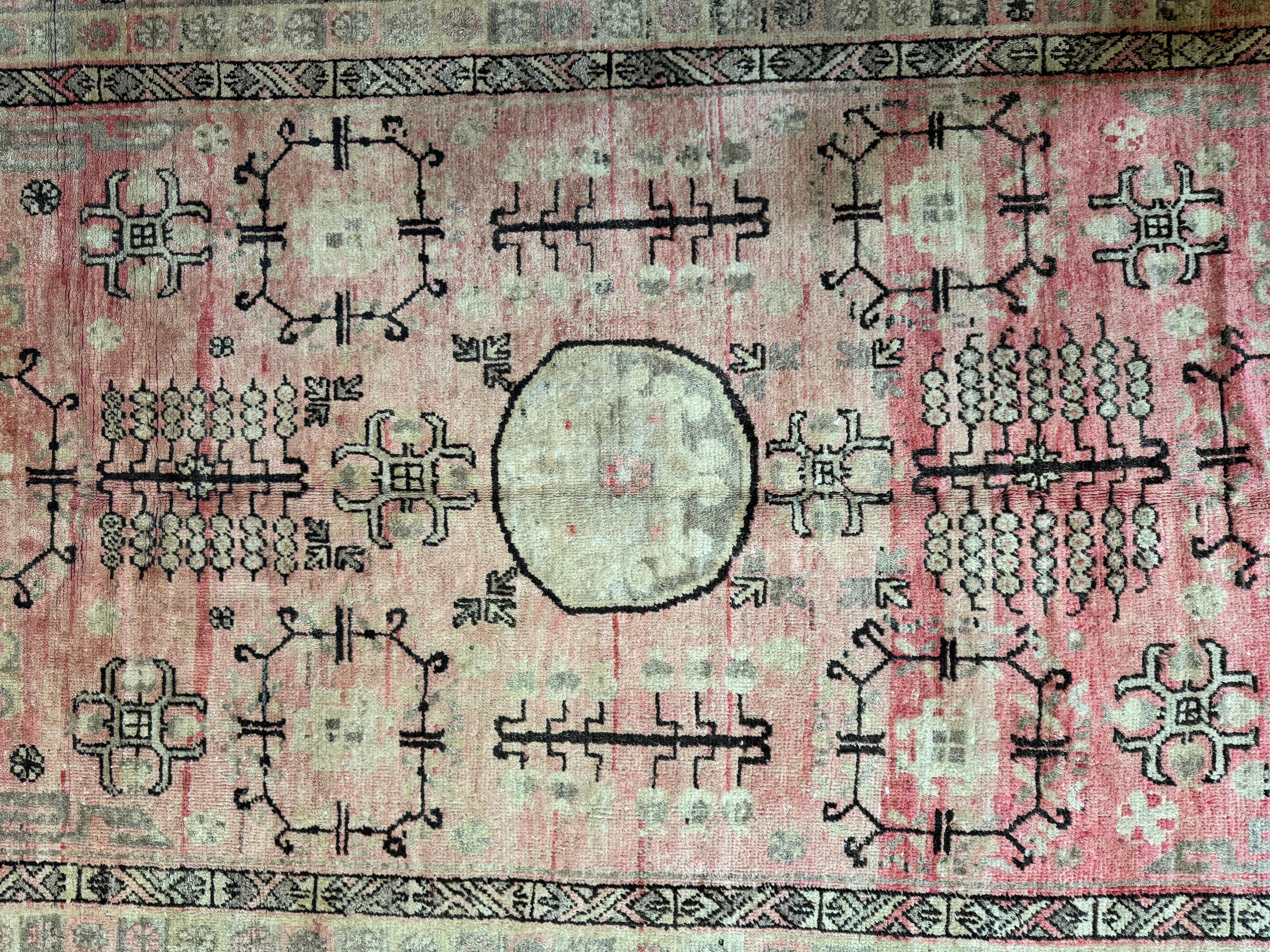 Introduisez l'élégance classique avec ce tapis Samarkand antique du 19e siècle, mesurant 8' x 4,7'. Ses motifs complexes et ses couleurs intemporelles complètent tout décor américain, offrant un mélange parfait de sophistication vintage et de style