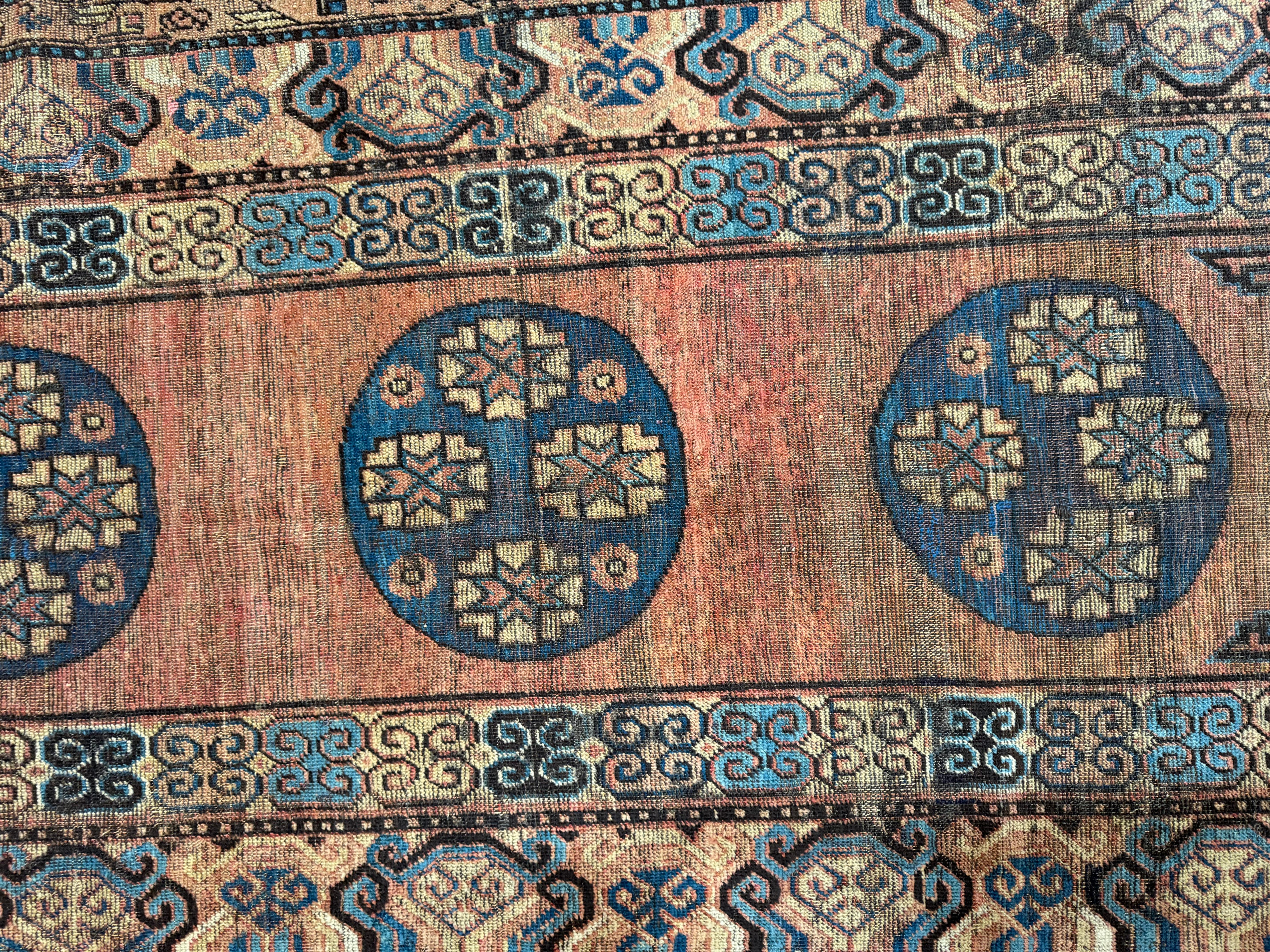 Erbe verfeinert: 19th Century Samarkand Rug, 8.6' x 3.9' - Verleihen Sie Ihrem Zuhause mit diesem exquisiten antiken Teppich zeitlosen Charme und amerikanisches Flair. Er ist eine Mischung aus Geschichte und Eleganz und verleiht jedem Raum einen
