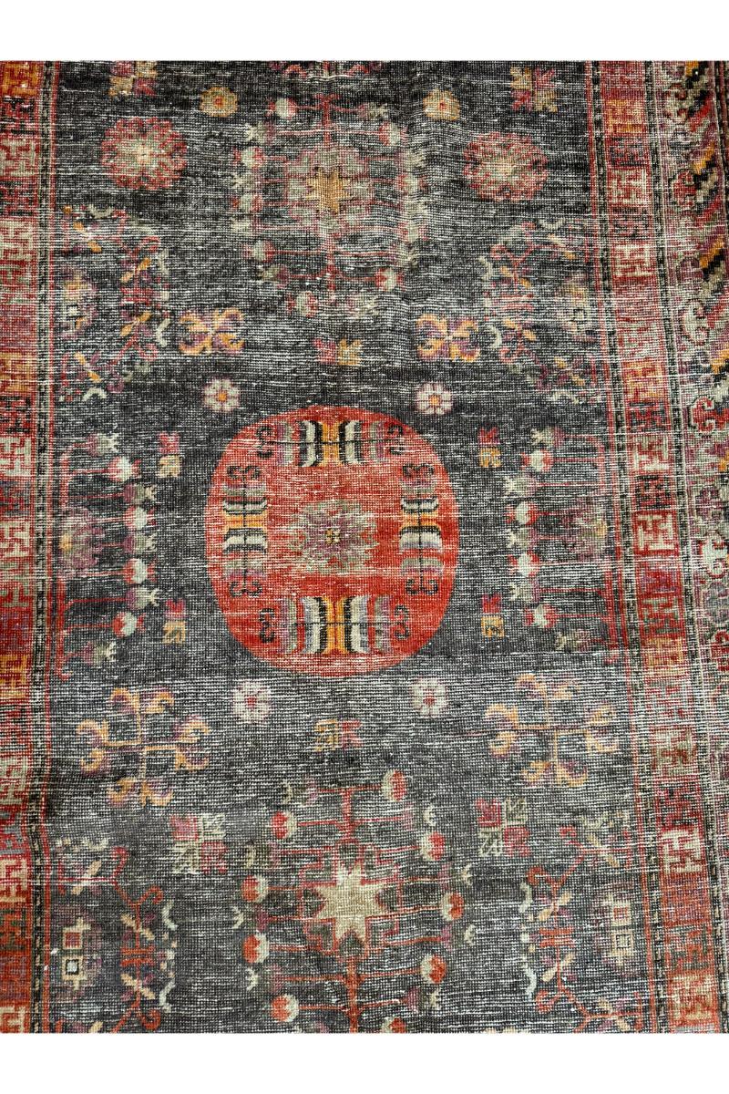 Vintage Americana : Tapis Samarkand du 19ème siècle, 8.7' x 4.5' - Infusez votre espace avec un charme historique et une sophistication américaine. Ce tapis ancien méticuleusement fabriqué est un accent intemporel, ajoutant une touche d'élégance à