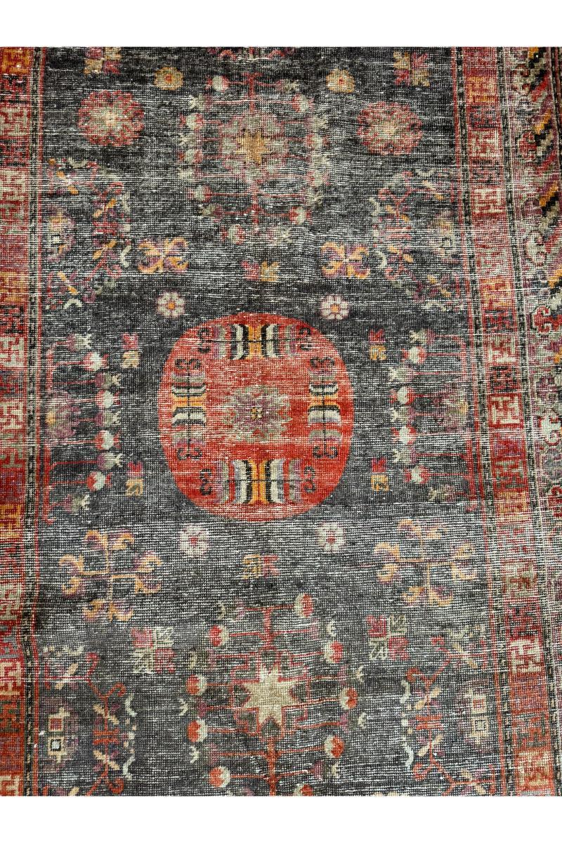 Vintage Americana: Samarkand Rug, 19. Jahrhundert, 8,7' x 4,5' - Verleihen Sie Ihrem Raum historischen Charme und amerikanische Raffinesse. Dieser sorgfältig gefertigte antike Teppich ist ein zeitloser Akzent, der jedem modernen Zuhause einen Hauch