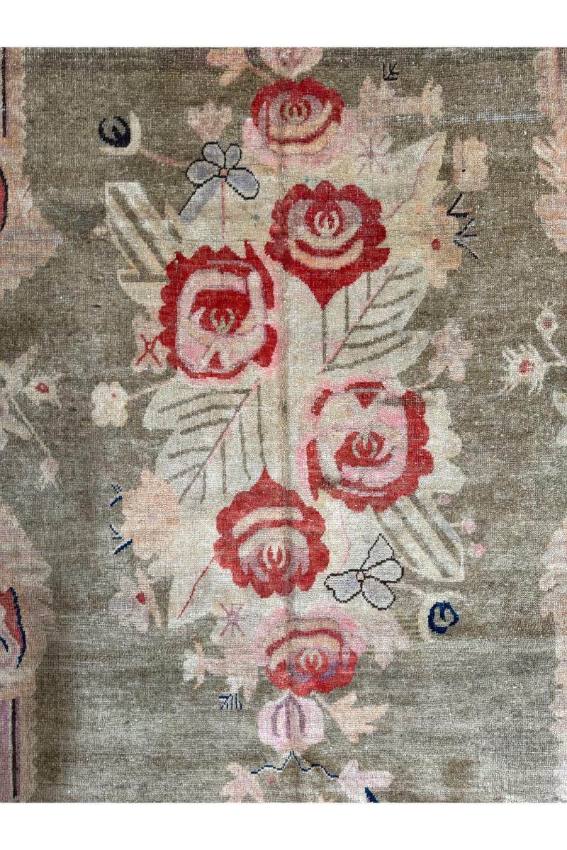 Vintage By : Tapis Samarkand du 19ème siècle, 8.7' x 5.8' - Infusez votre espace avec une élégance intemporelle et un flair américain. Ce tapis antique méticuleusement confectionné apporte une touche de charme historique à toute maison contemporaine.
