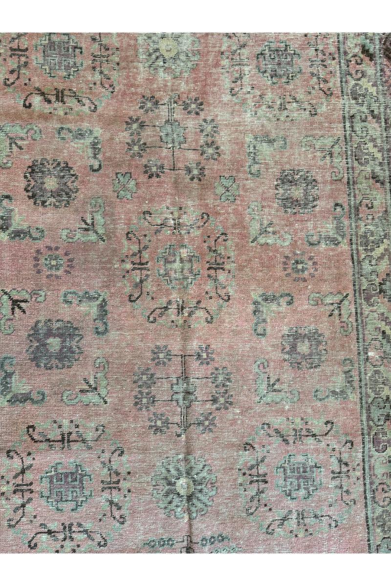Vintage Opulenz: 19th Century Samarkand Rug, 8.8' x 4.8' - Erhöhen Sie Ihr Dekor mit diesem atemberaubenden antiken Teppich, der ein amerikanisch inspiriertes Design aufweist. Durchdrungen von zeitlosem Charme und mit Präzision gefertigt, ist es ein