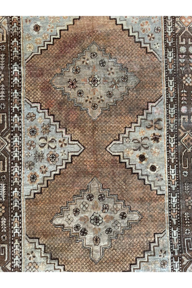 Vintage By Grandeur: 19th Century Samarkand Rug, 9.0' x 4.6' - Enthüllen Sie ein Stück Geschichte und amerikanische Raffinesse mit diesem sorgfältig gefertigten antiken Teppich. Seine zeitlose Ausstrahlung und sein klassisches Design machen ihn zum