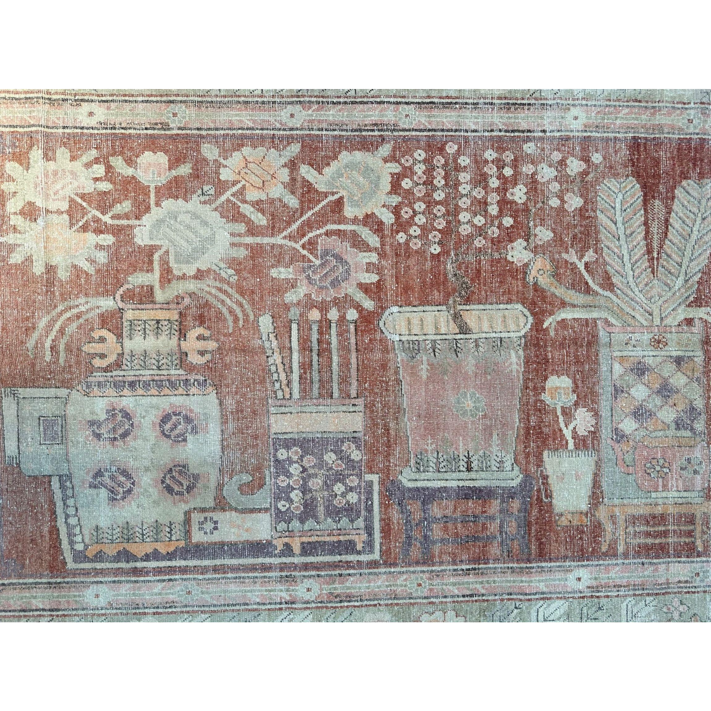 Die Wüstenoase Khotan war eine wichtige Station auf der Seidenstraße. Die Einwohner von Khotan waren erfahrene Teppichweber, die hochwertige antike Teppiche für den internen Gebrauch und den Handel herstellten. Samarkand-Teppiche erreichten den