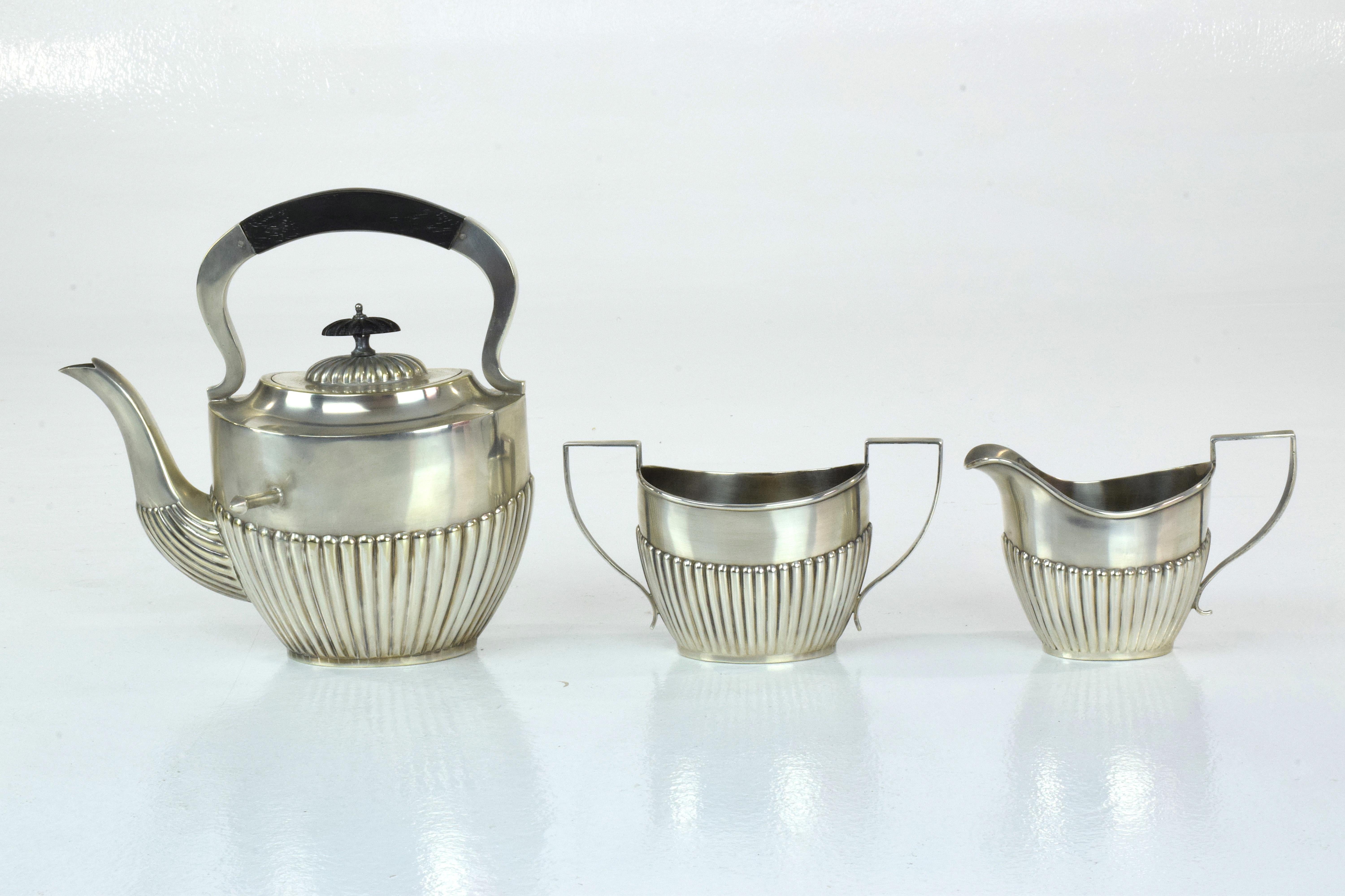 Un samovar ancien fabriqué en Angleterre par Kayser Ellison de Sheffield à la fin des années 1900. Ce service à thé Britannia en métal argenté est composé d'une théière avec un manche en bois, d'un sucrier et d'un pot à lait.
Avec des