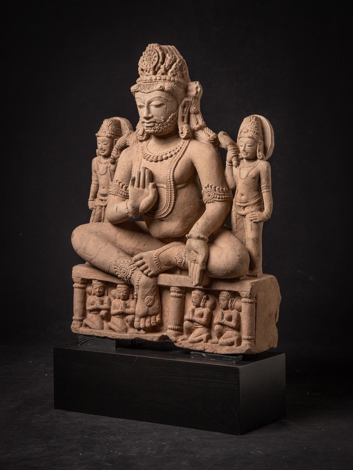 Diese Sandsteinskulptur, die im 19. Jahrhundert aus Madhya Pradesh in Indien stammt, ist ein beeindruckendes Kunstwerk. Sie ist aus Sandstein gemeißelt und hat eine beeindruckende Höhe von 69 cm sowie Abmessungen von 41,5 cm in der Breite und 16,5