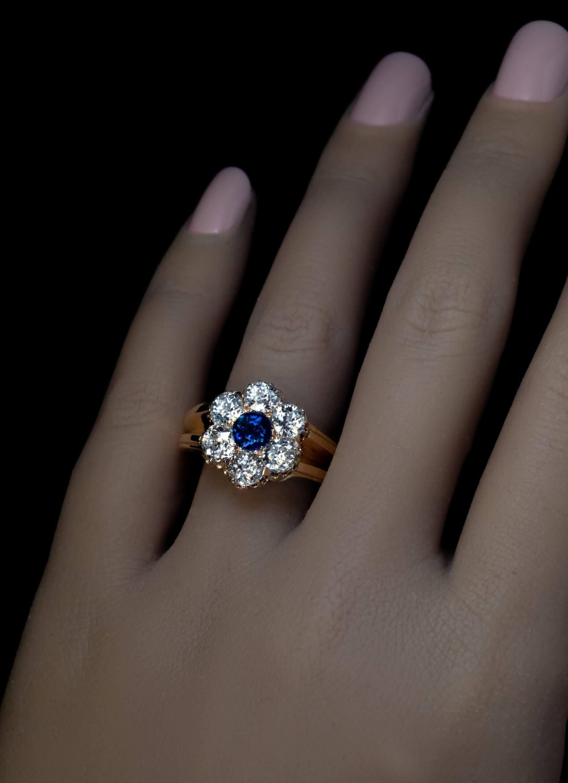 Empire austro-hongrois, réalisée entre 1867 et 1872.  La bague est finement travaillée en or massif 18K. Il est centré sur un saphir bleu étincelant entouré de gros diamants de taille ancienne (couleur G-H, pureté VS1-SI1).  Le saphir mesure 5,2 x