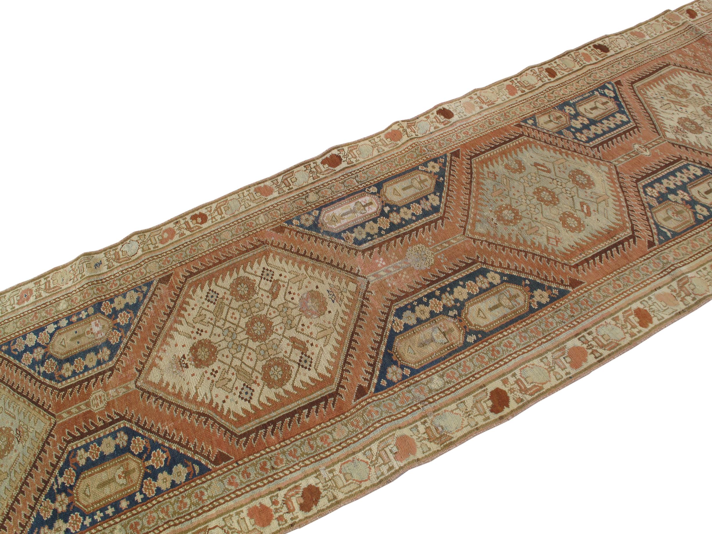 Noué à la main Tapis de couloir persan ancien Serab du 19ème siècle en vente