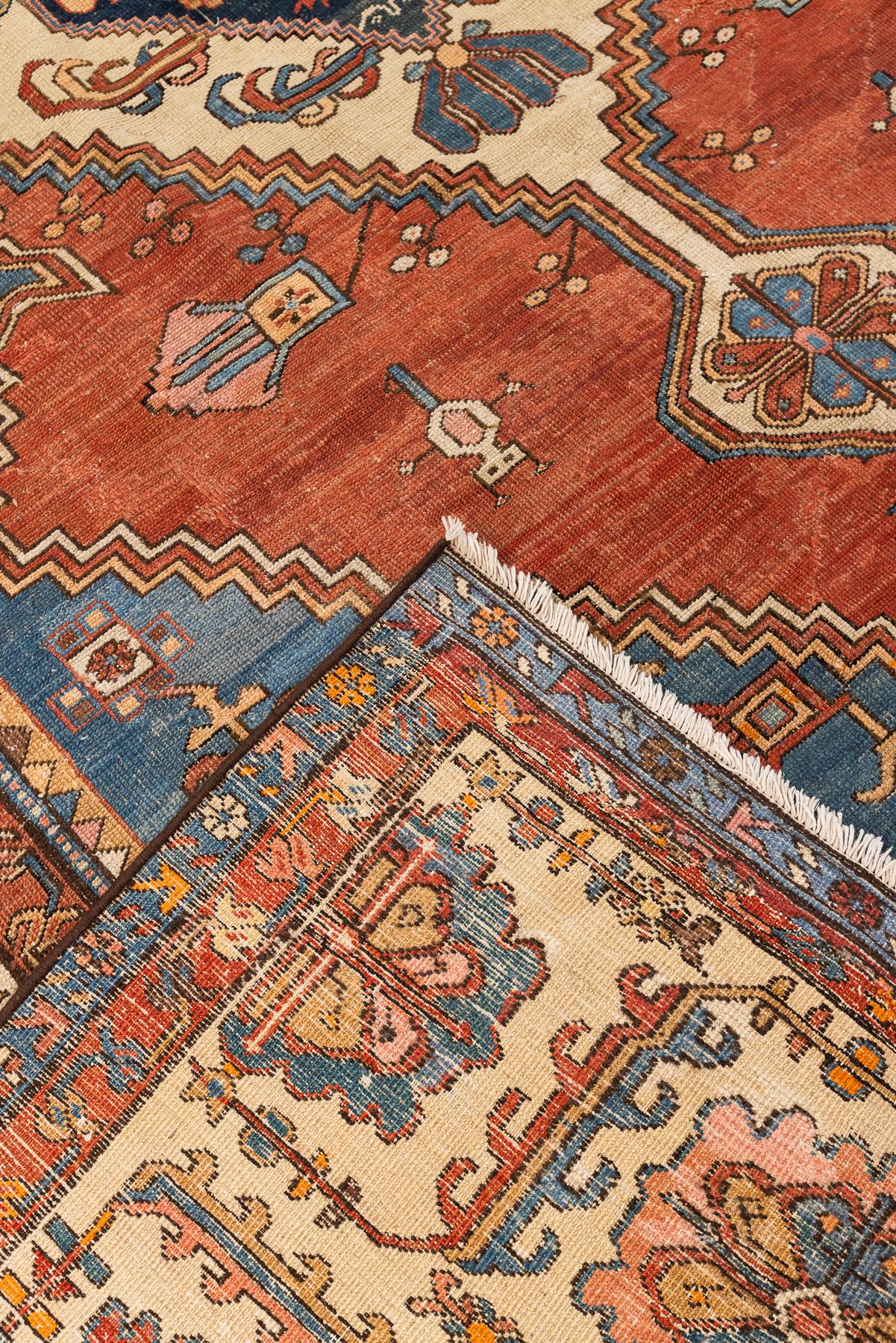 19th Century Antique Serapi Bakshaish Carpet in Brick Red, Blue and Ivory im Zustand „Gut“ im Angebot in Barueri, SP, BR