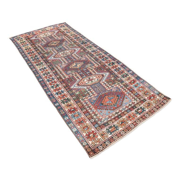 Rug from Caucasus region.
- To emphasize the fineness in the execution of its geometric designs and its excellent state of conservation.
- Collection item.
- This type of rugs are ethnic, that is, its elongated format has a marked nomadic