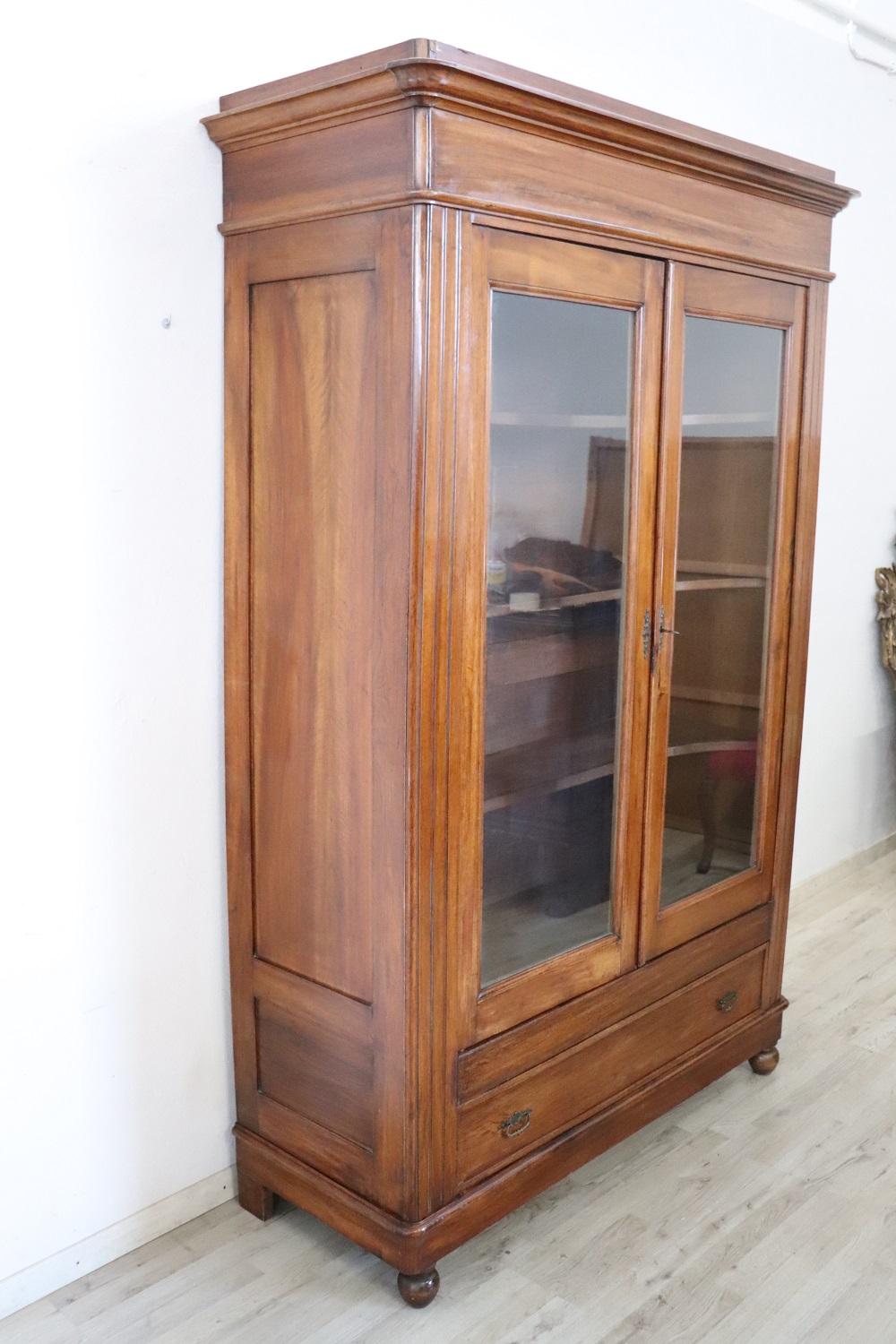 19th Century Antique Solid Walnut Bookcase or Vitrine In Excellent Condition For Sale In Casale Monferrato, IT