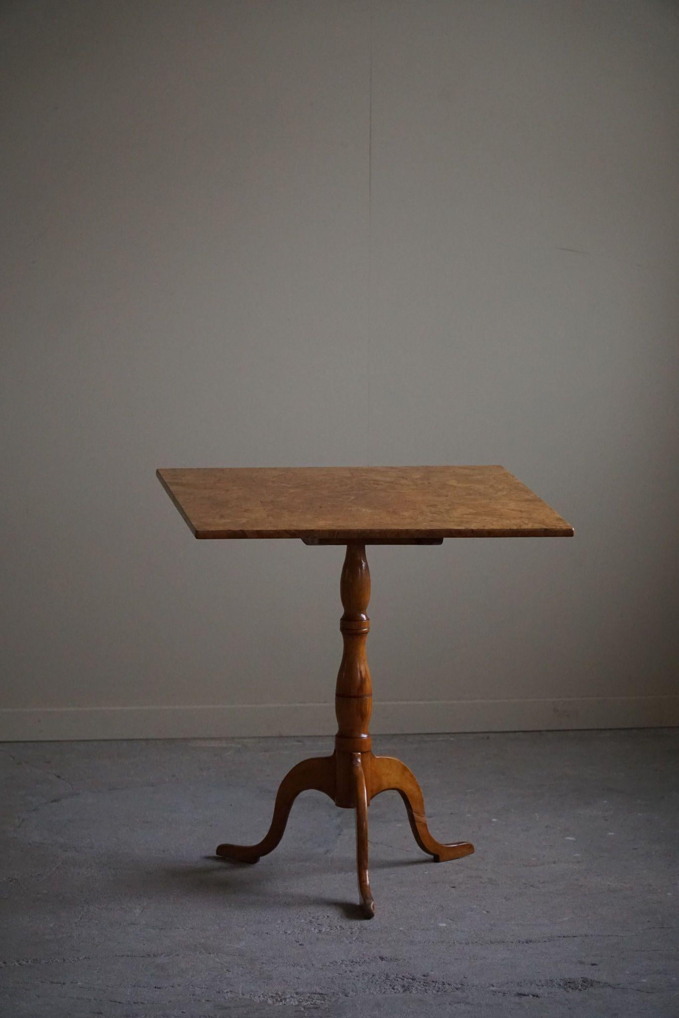 Suédois Table carrée à abattants ancienne du 19ème siècle en bois de ronce, fabriquée à la main en Suède en vente