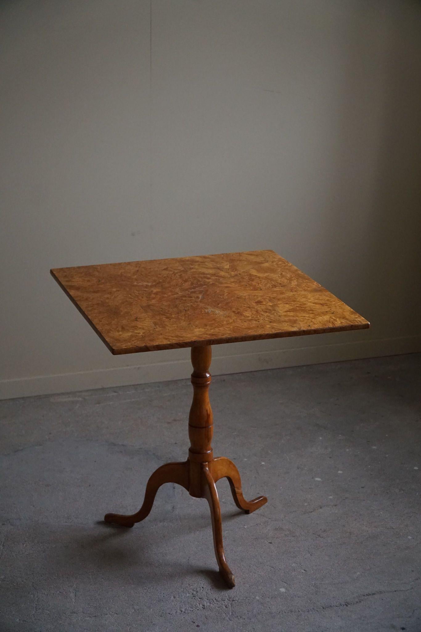 Fait main Table carrée à abattants ancienne du 19ème siècle en bois de ronce, fabriquée à la main en Suède en vente