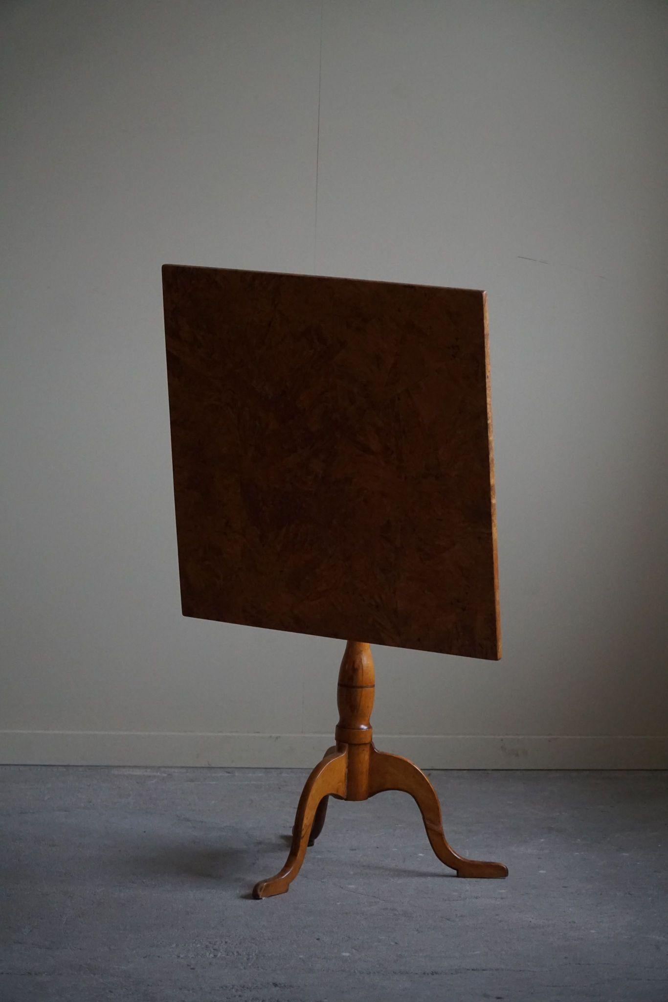 XIXe siècle Table carrée à abattants ancienne du 19ème siècle en bois de ronce, fabriquée à la main en Suède en vente
