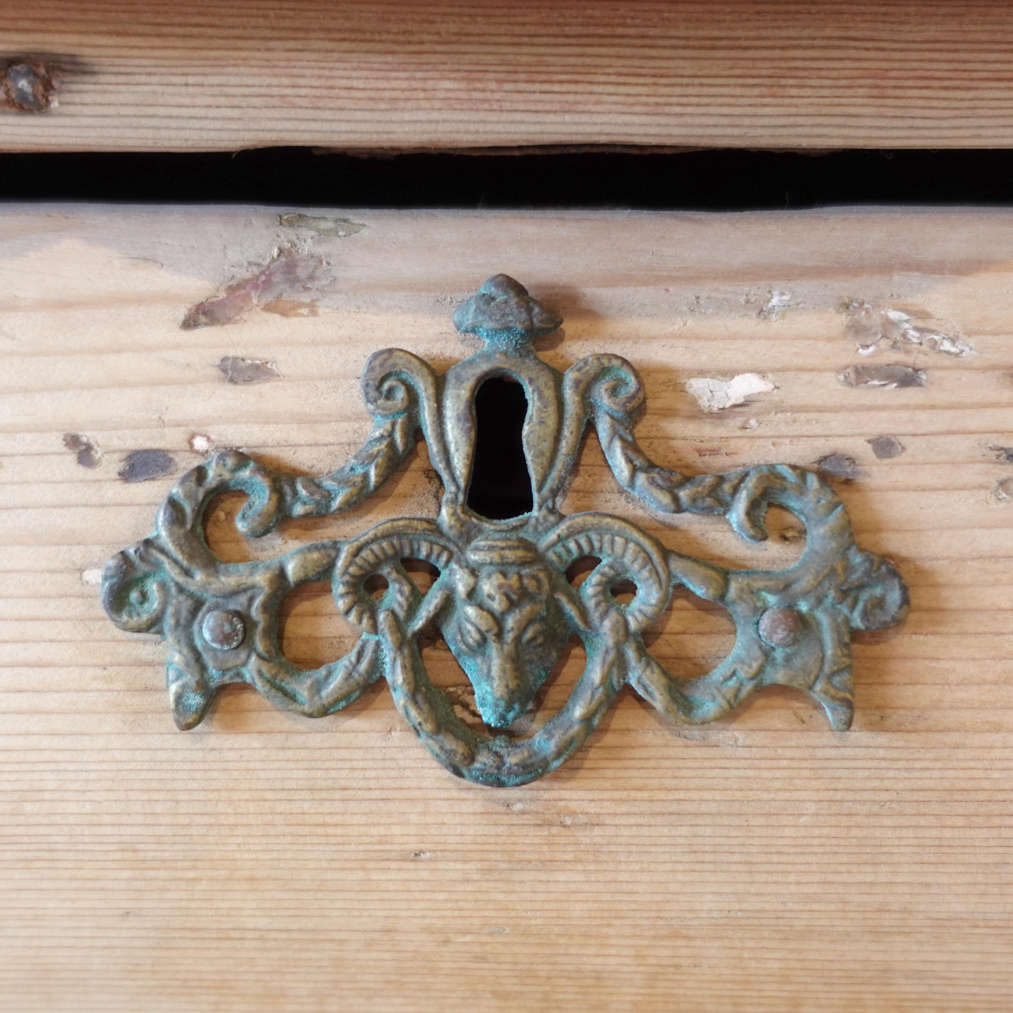 19. Jahrhundert Antik gestreift Finish Niederländisch Serpentine Kommode im Angebot 2