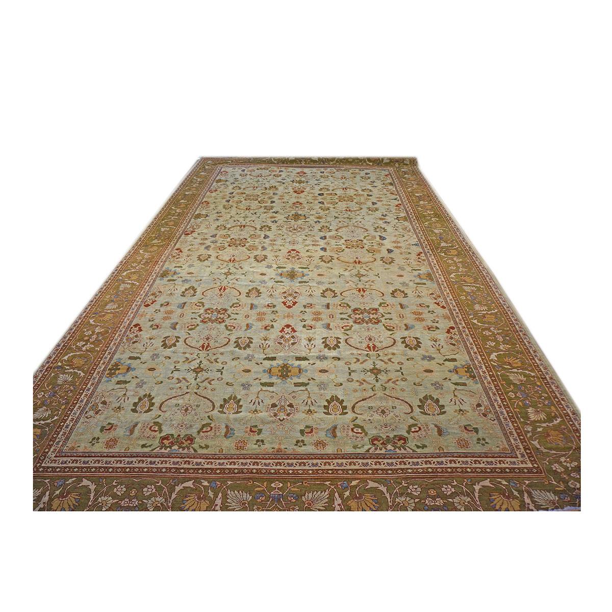 Antiker persischer Sultanabad-Teppich in Übergröße 14x22 in Weichgrün und Blau aus dem 19. Jahrhundert im Zustand „Relativ gut“ im Angebot in Houston, TX