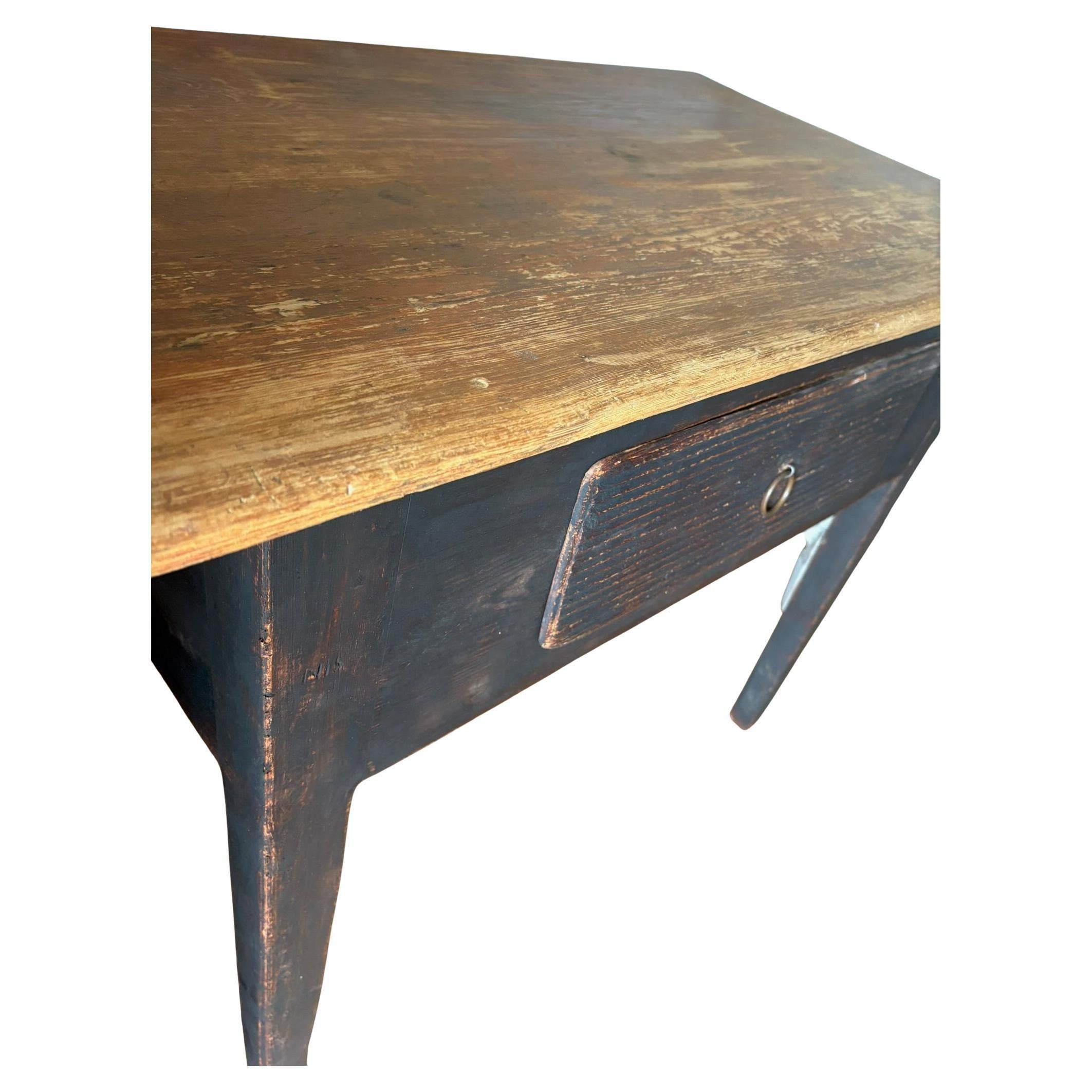 Encantadora mesa de campo antigua sueca con cajón

Hecho a mano en pino macizo alrededor de 1820 a 1830
El tablero de la mesa está ligeramente sobredimensionado.
Un cajón grande en el centro del marco

El marco está pintado en color negro oscuro