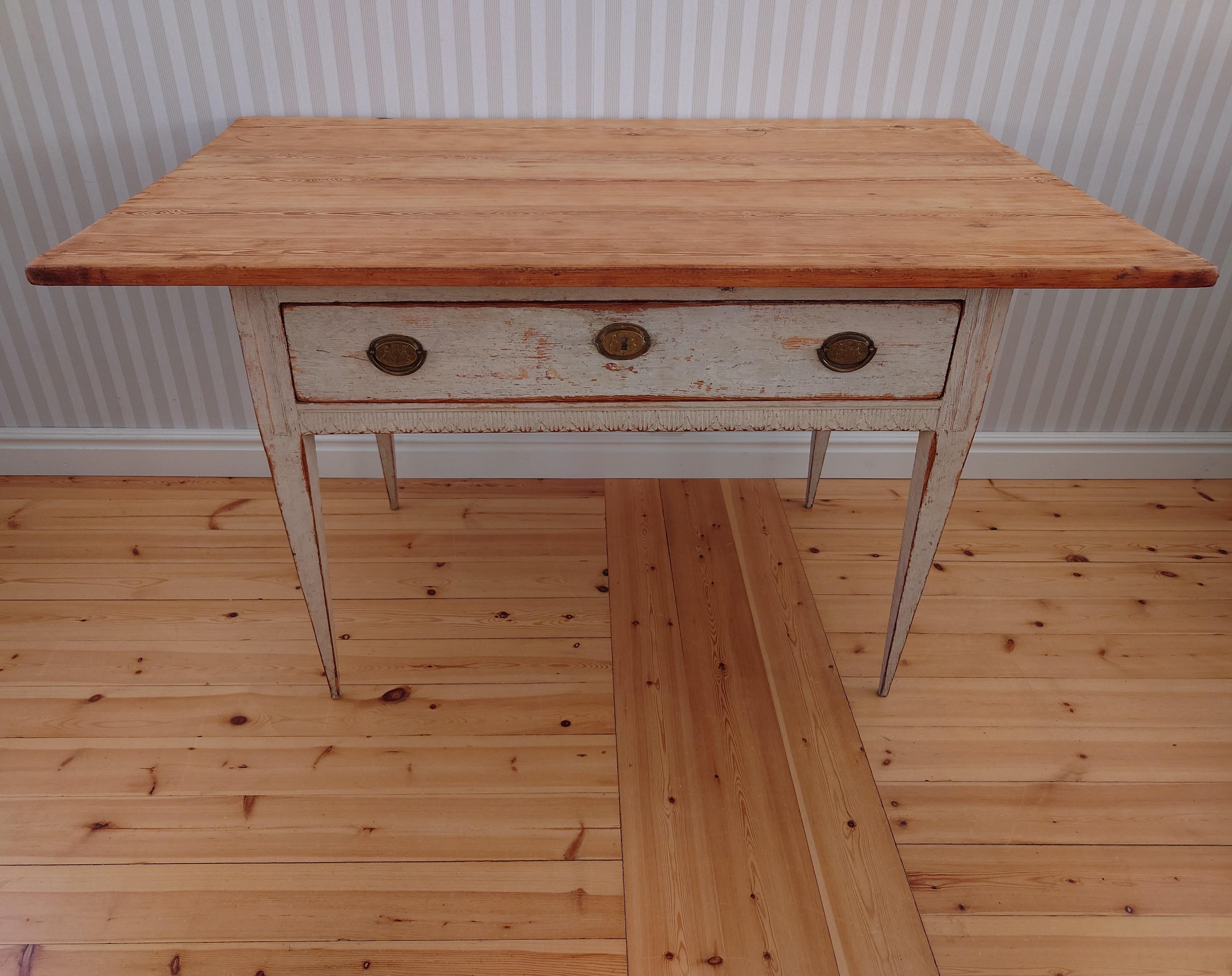 19th century Swedish Gustavian desk from Umeå Västerbotten, Northern Sweden.
A high-class & beautiful desk with wood-cut details & beautiful tapered legs.
The beautifully cut leaves are typical decor from the area.
Nice Gustavian desk scraped to