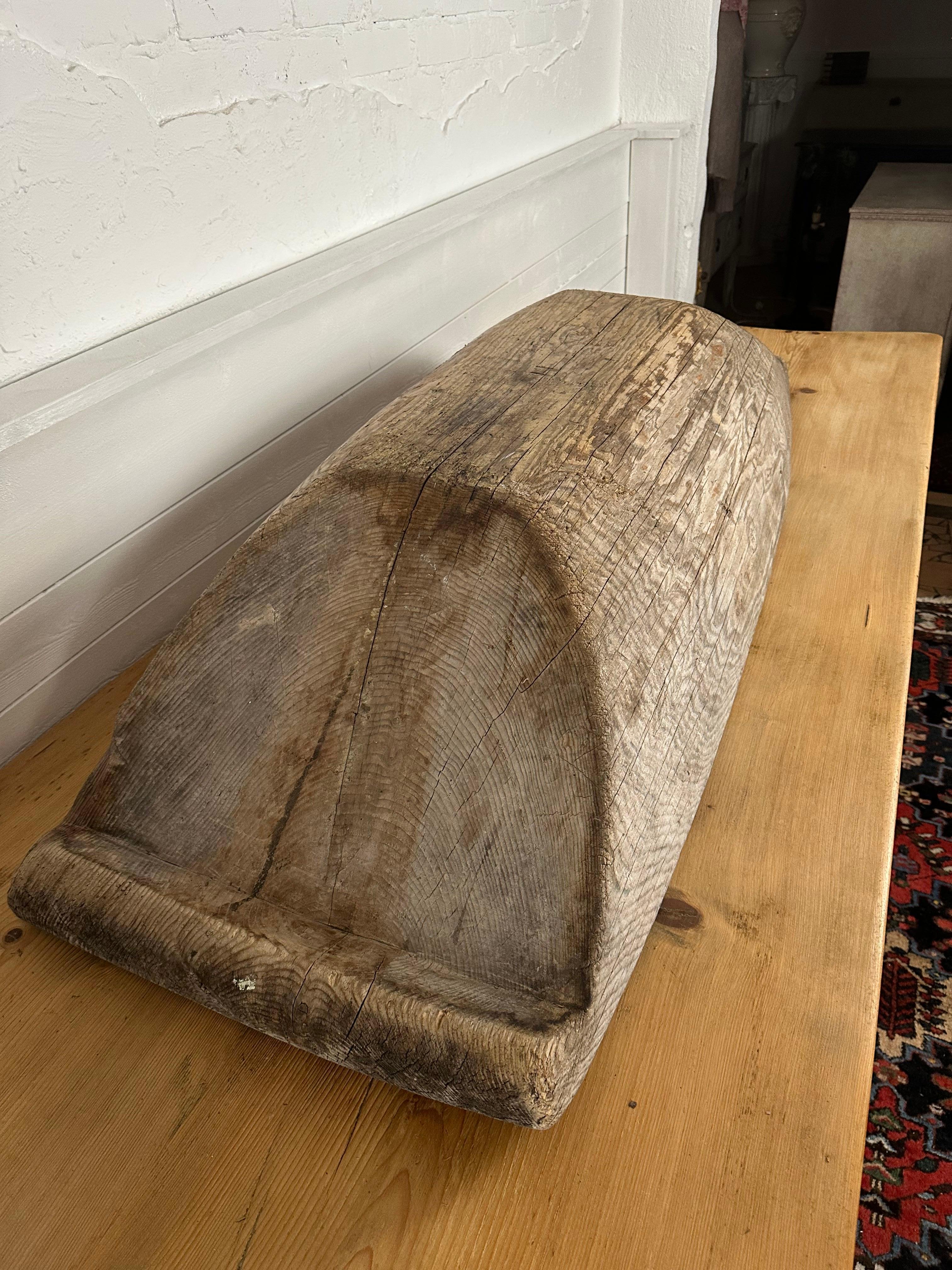 Plat décoratif rustique suédois ancien du 19ème siècle sculpté à la main en vente 2