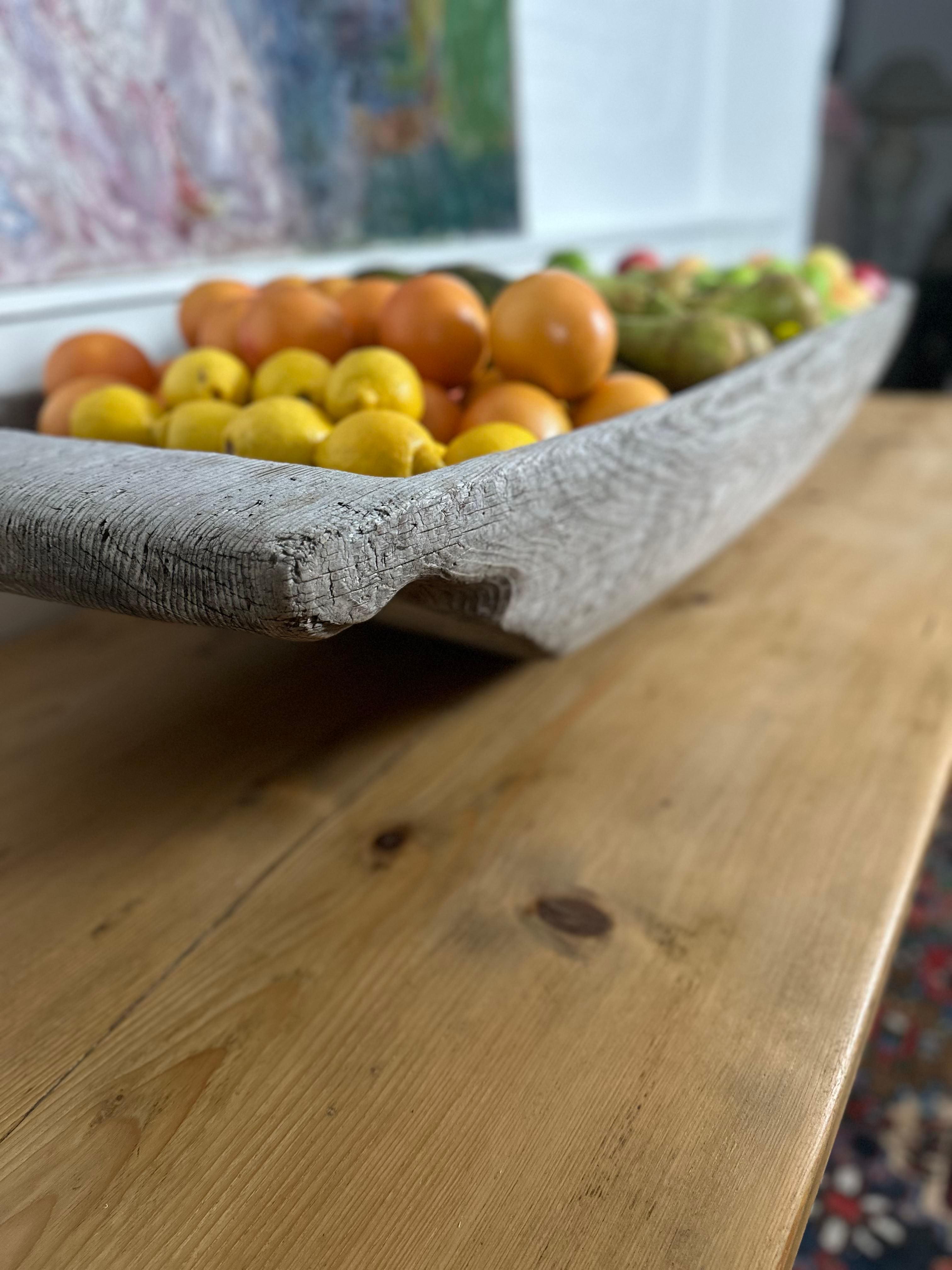 Une auge en bois antique de la Suède du XIXe siècle, sculptée à la main à partir d'une seule pièce de bois.
Une pièce unique de l'histoire suédoise, surtout de cette taille.

Utilisez cette auge comme centre de table, en la décorant avec des fleurs,