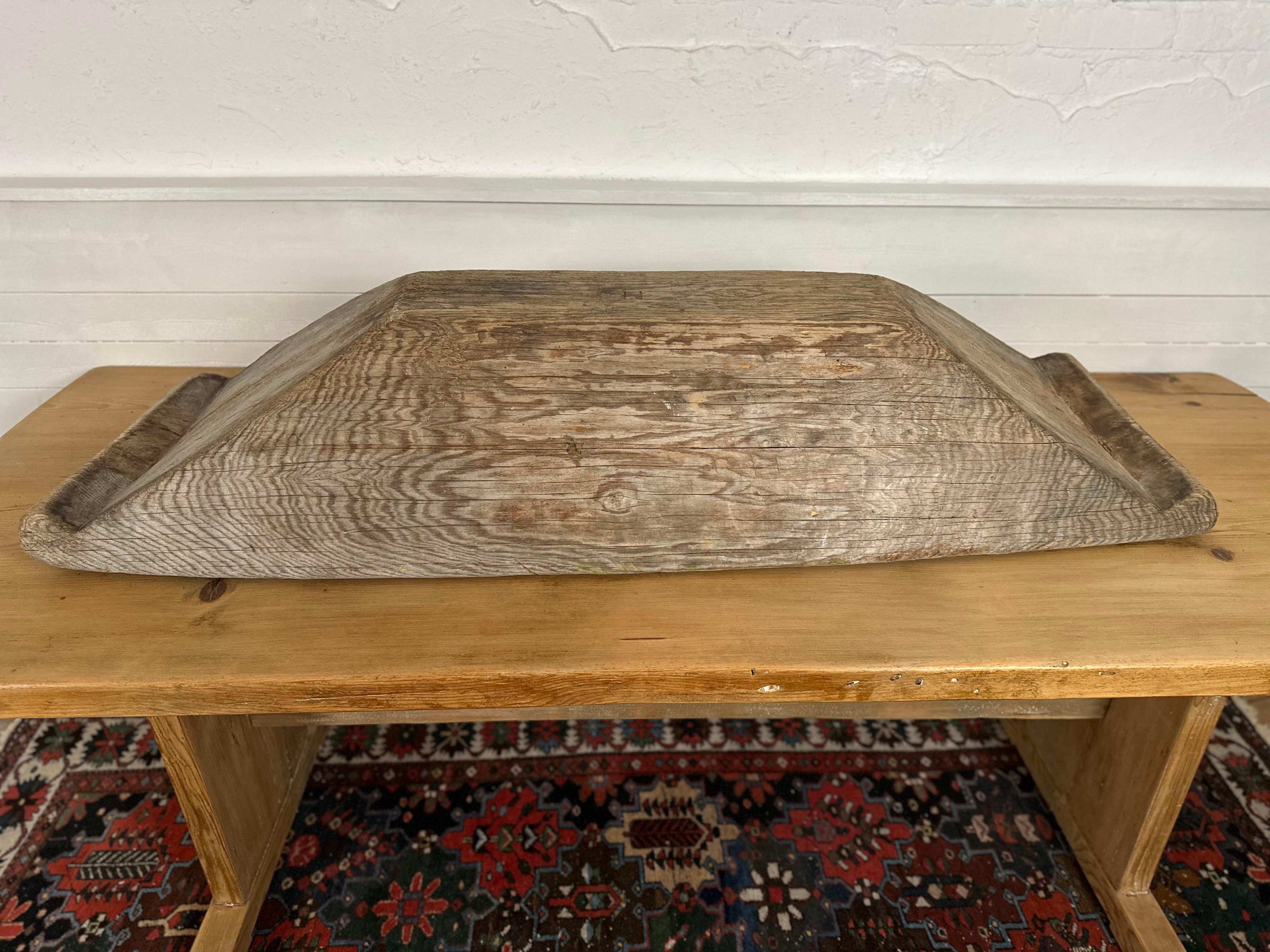 XIXe siècle Plat décoratif rustique suédois ancien du 19ème siècle sculpté à la main en vente