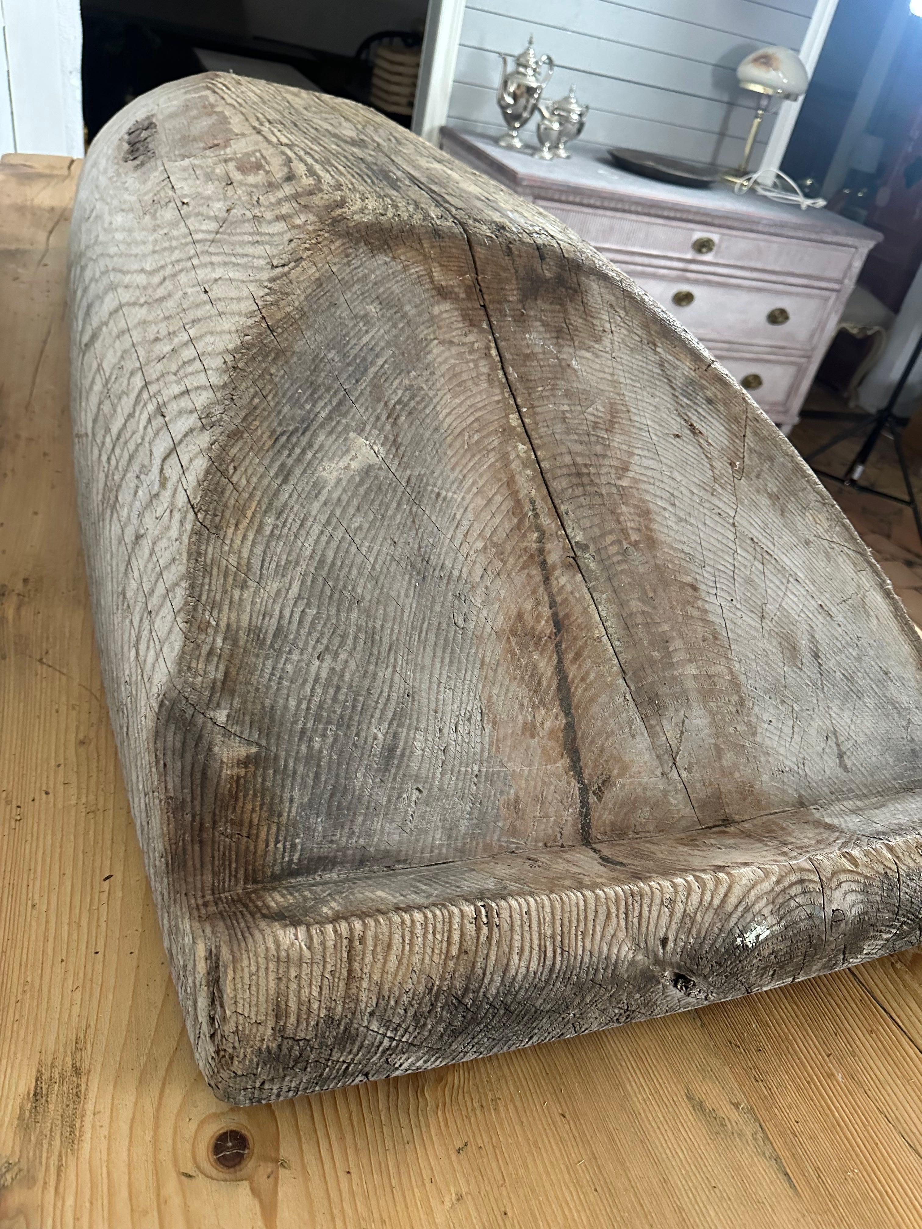 Plat décoratif rustique suédois ancien du 19ème siècle sculpté à la main en vente 1