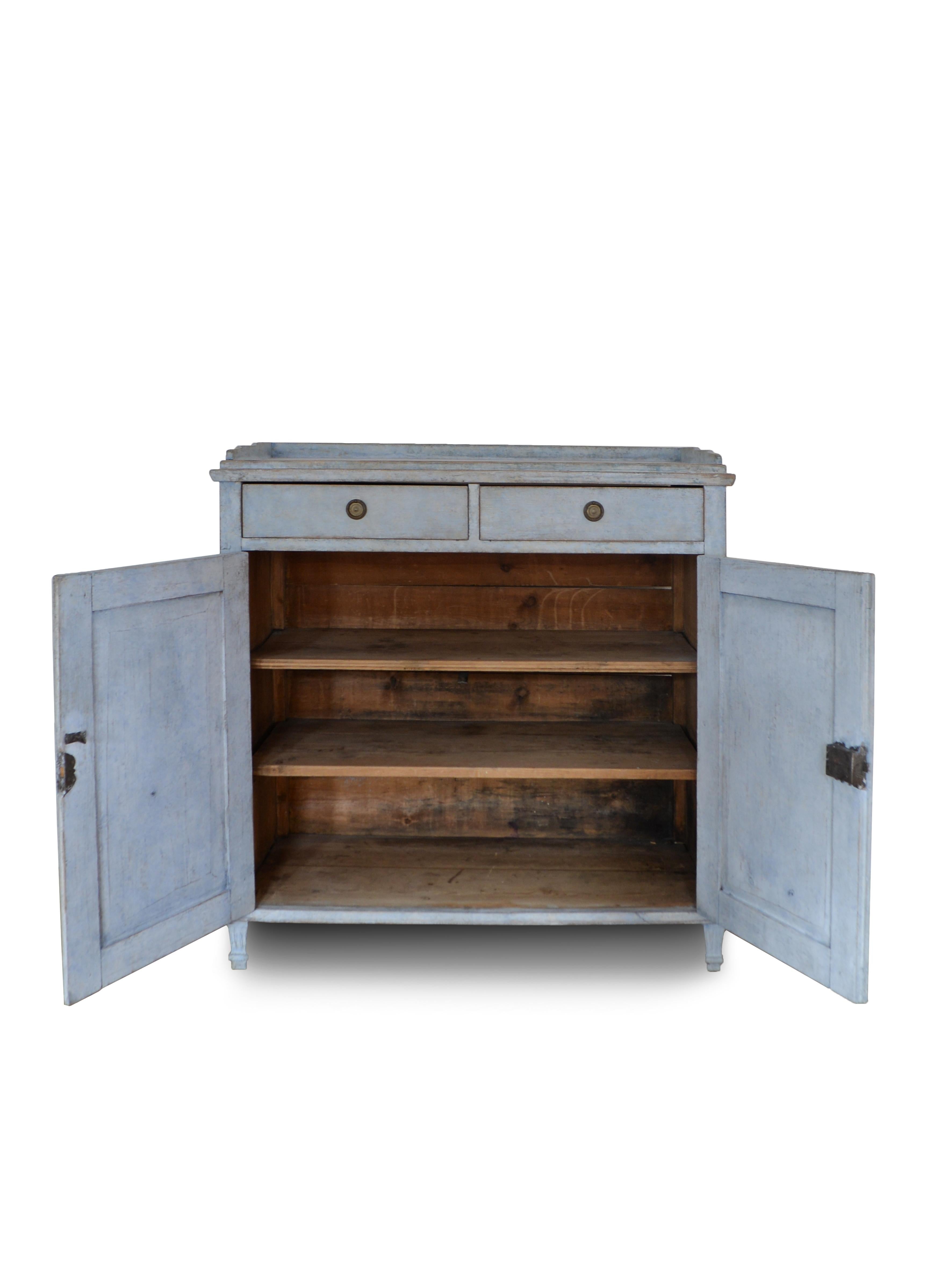 Credenza antica svedese della metà del XIX secolo. La credenza è realizzata in pino massiccio, il che la rende un mobile stabile che si adatta perfettamente a qualsiasi casa. 

Dipinto con colori e stile scandinavo antico, con la patina del tempo e